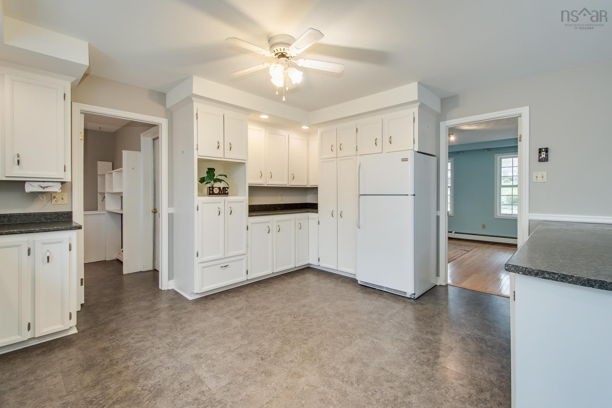 90 Riverview Crescent photo #18