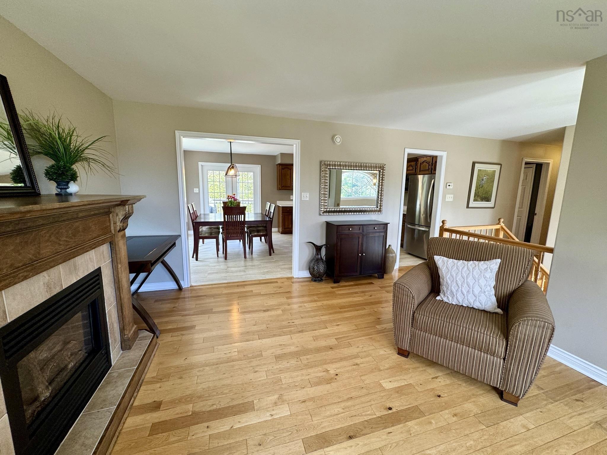 454 Tattenham Crescent photo #13