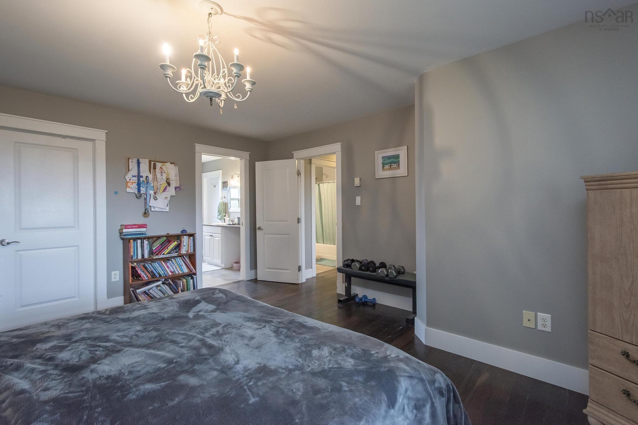 271 Leslie Road photo #15
