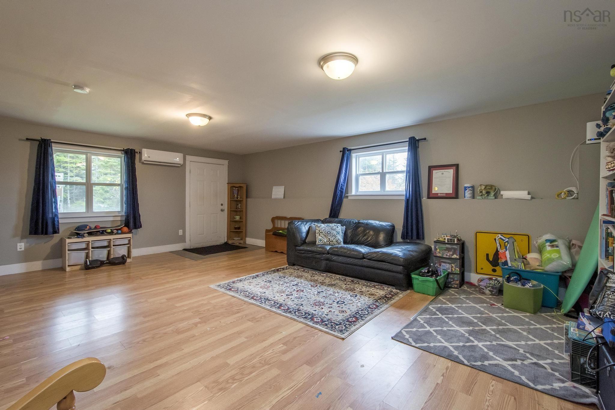 271 Leslie Road photo #18