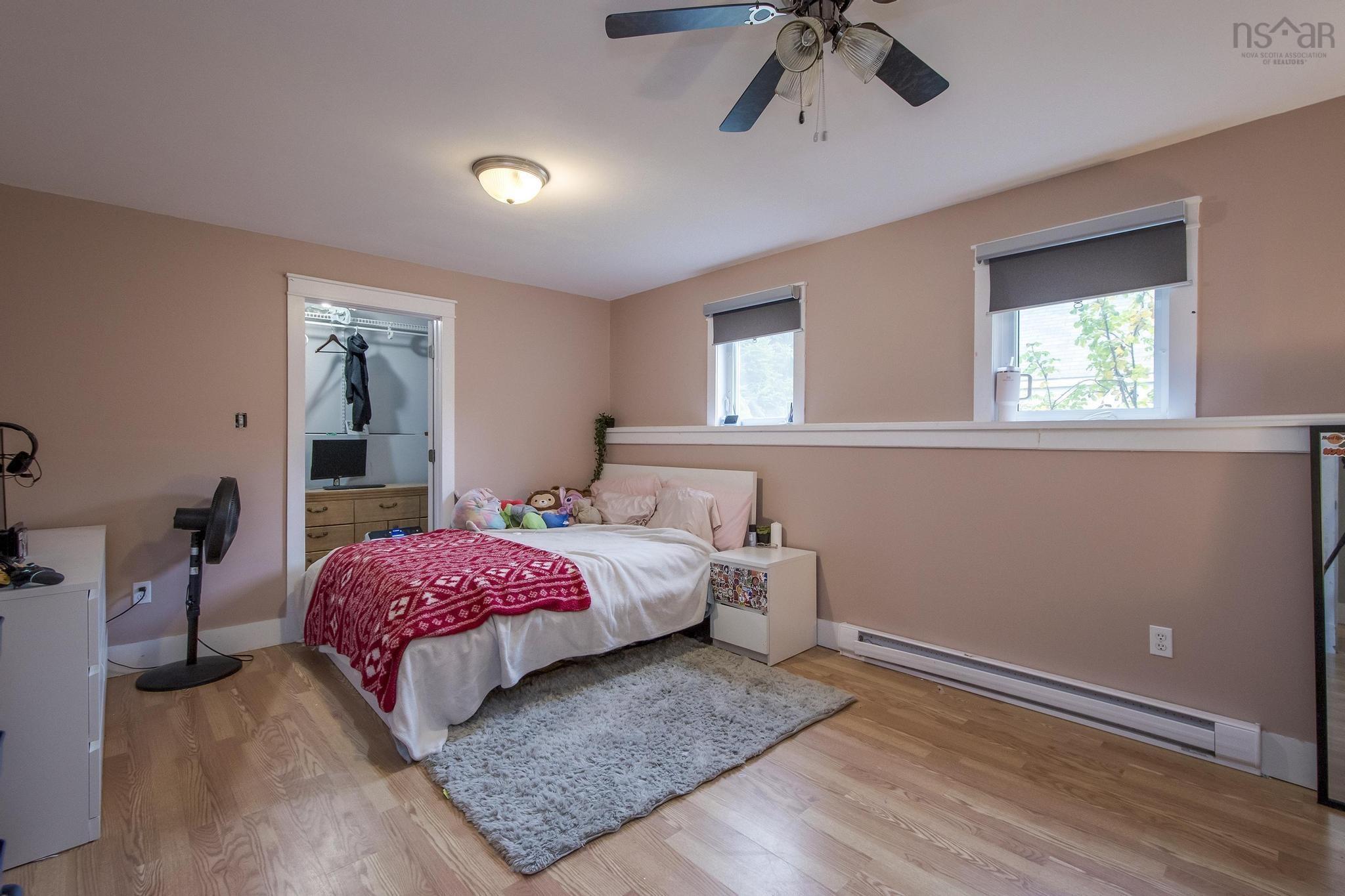 271 Leslie Road photo #20