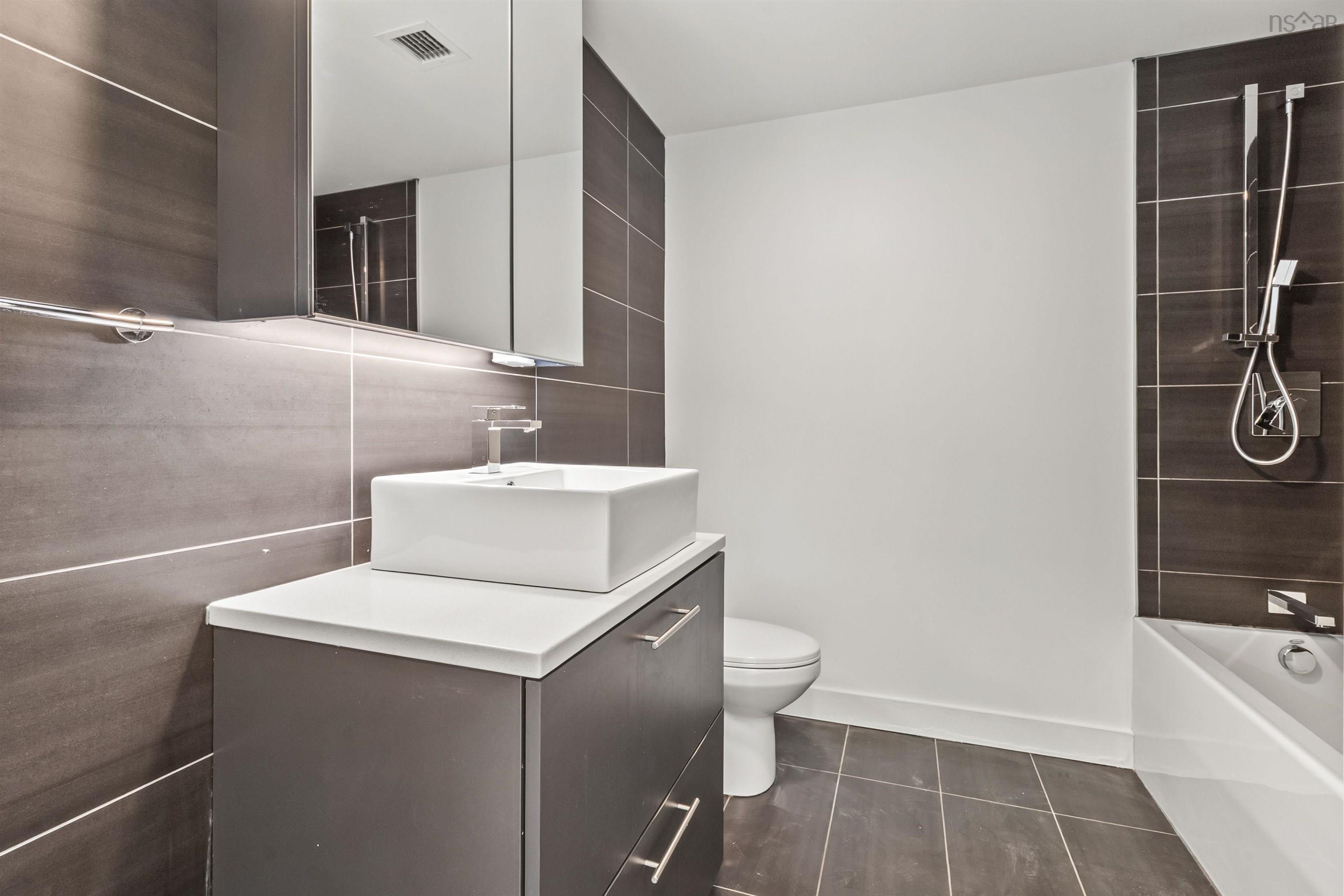 316 1048 Wellington Street photo #15