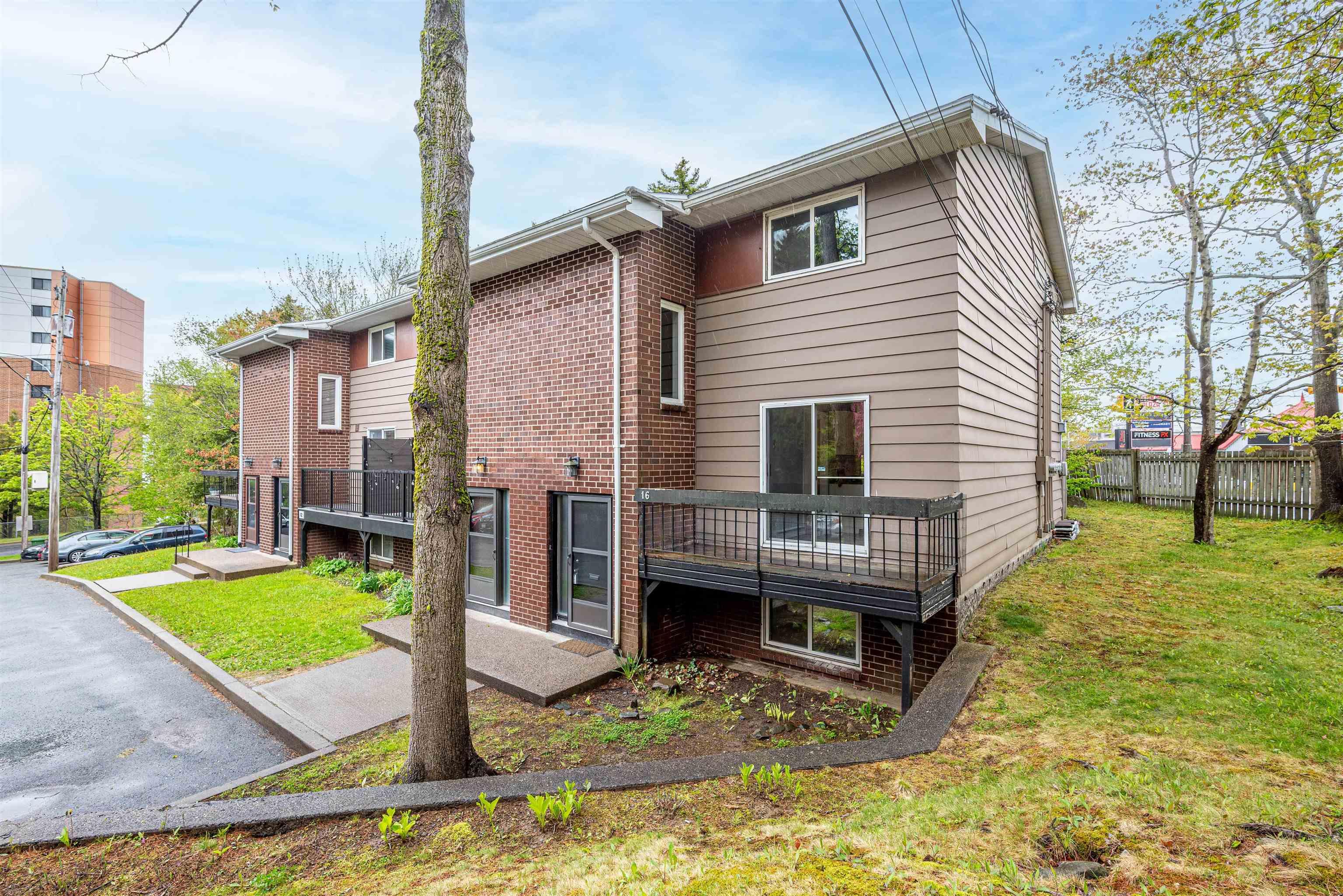 16 Stoneybrook Court photo #2