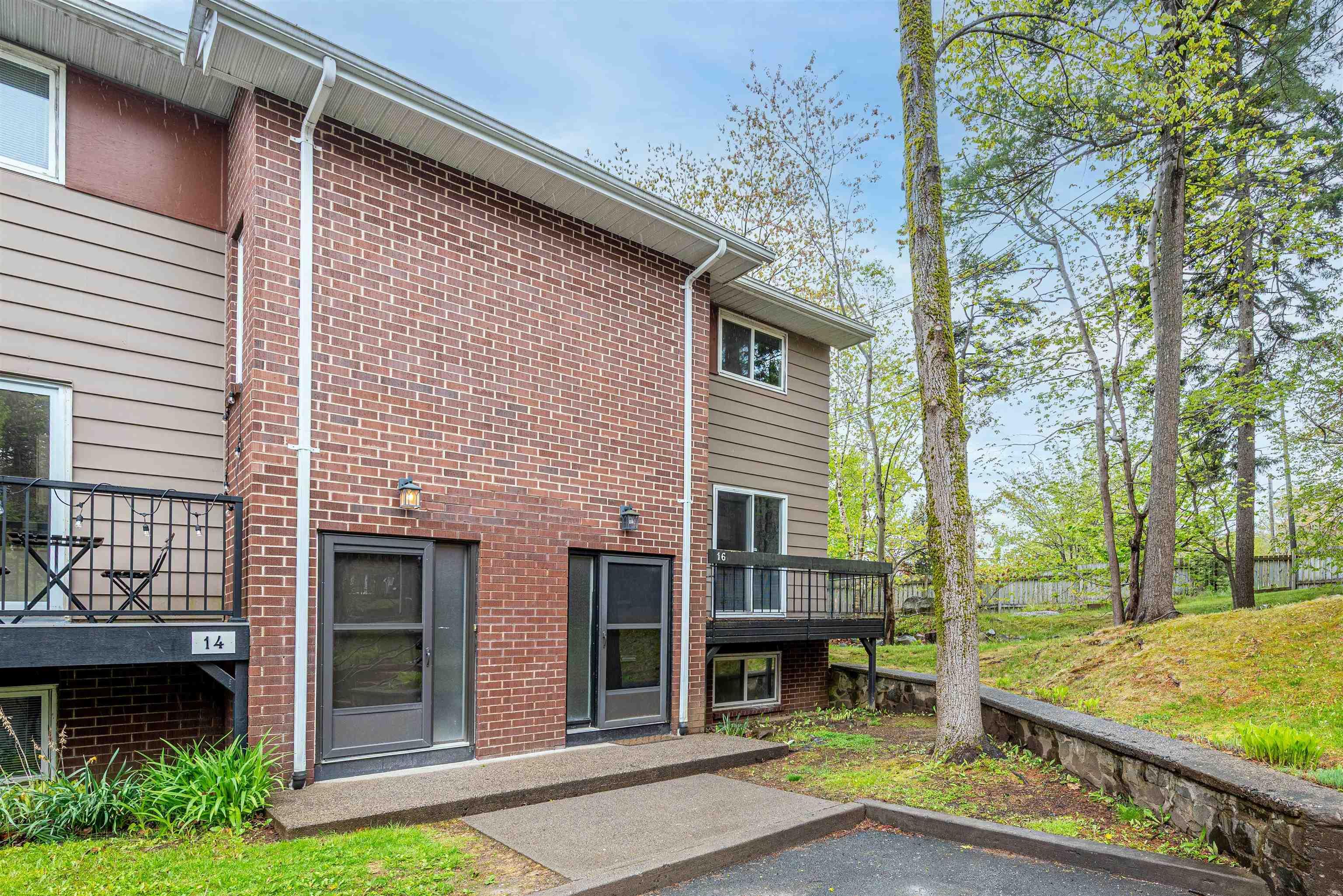 16 Stoneybrook Court photo #3