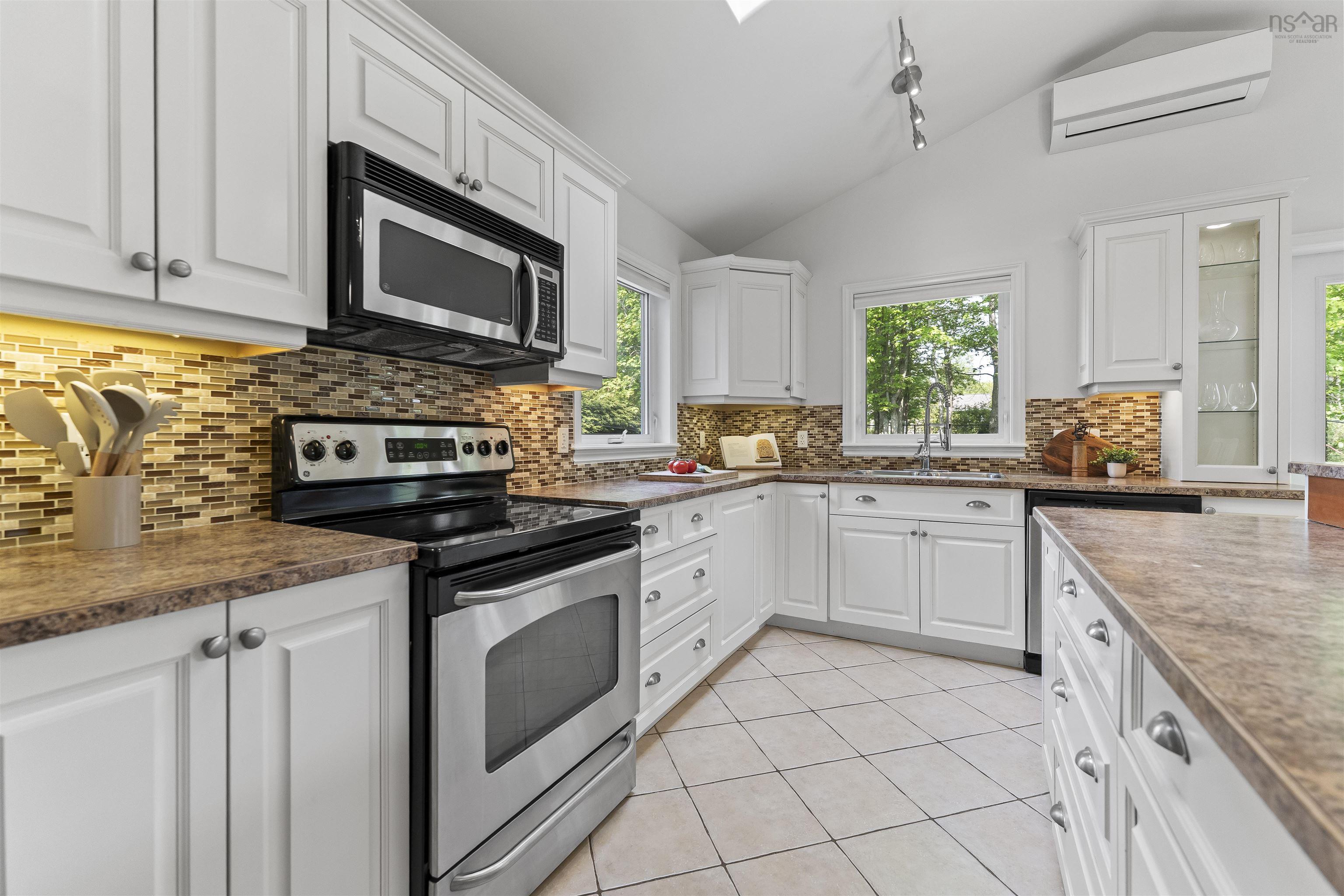 572 Basinview Drive photo #20