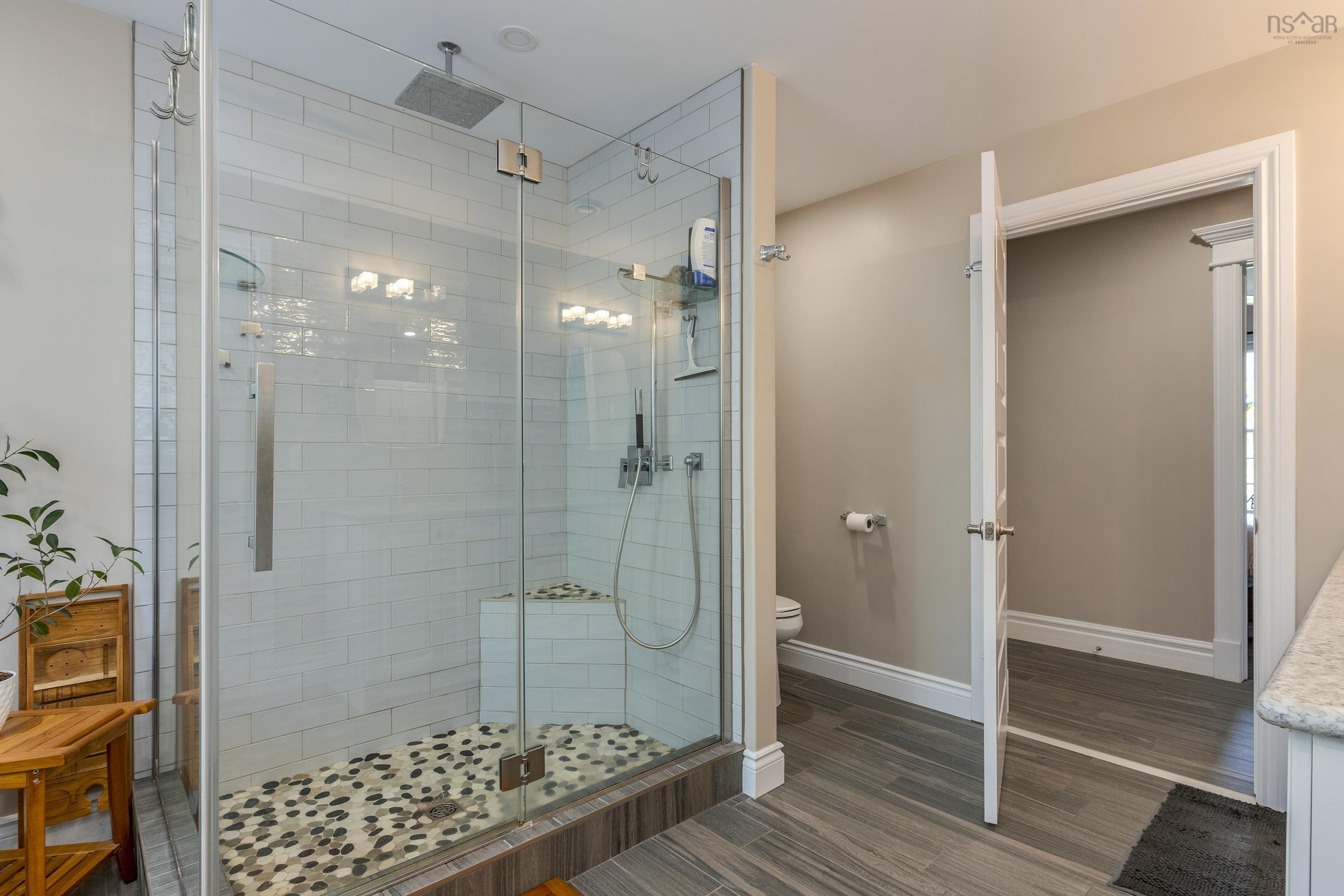 40 Sutherland Drive photo #14