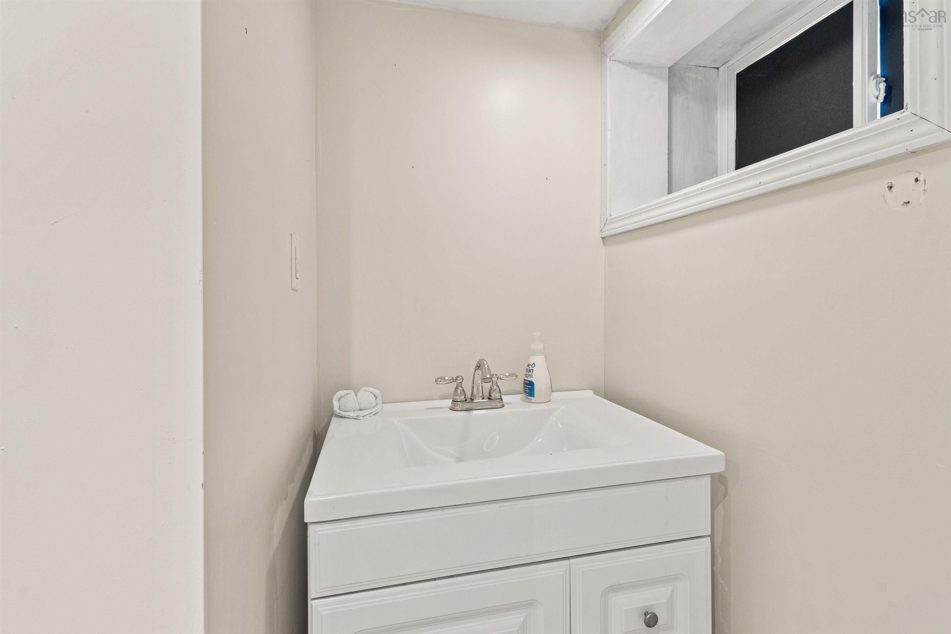 412 Portland Street photo #28