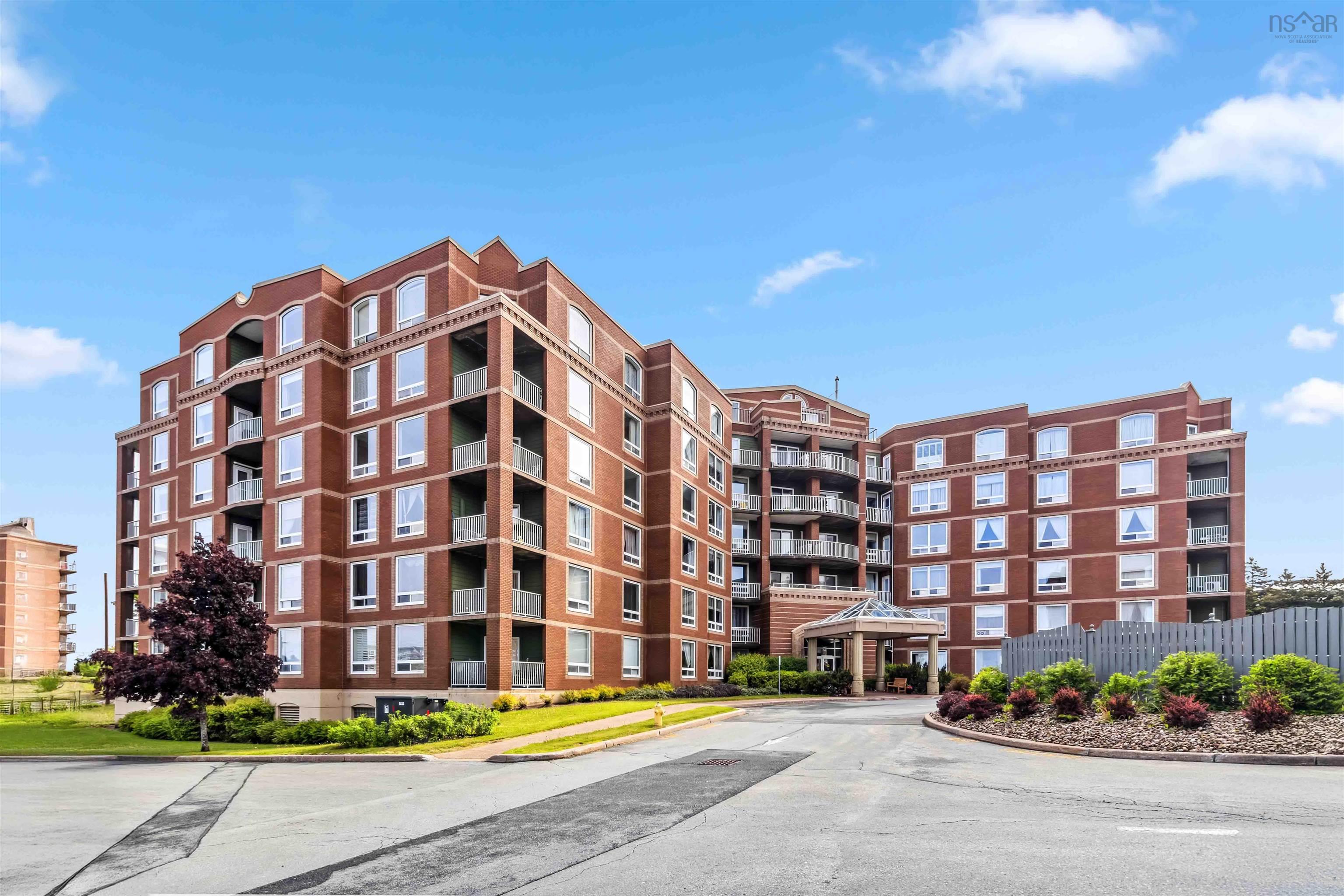 102 10 Regency Park Drive photo #2