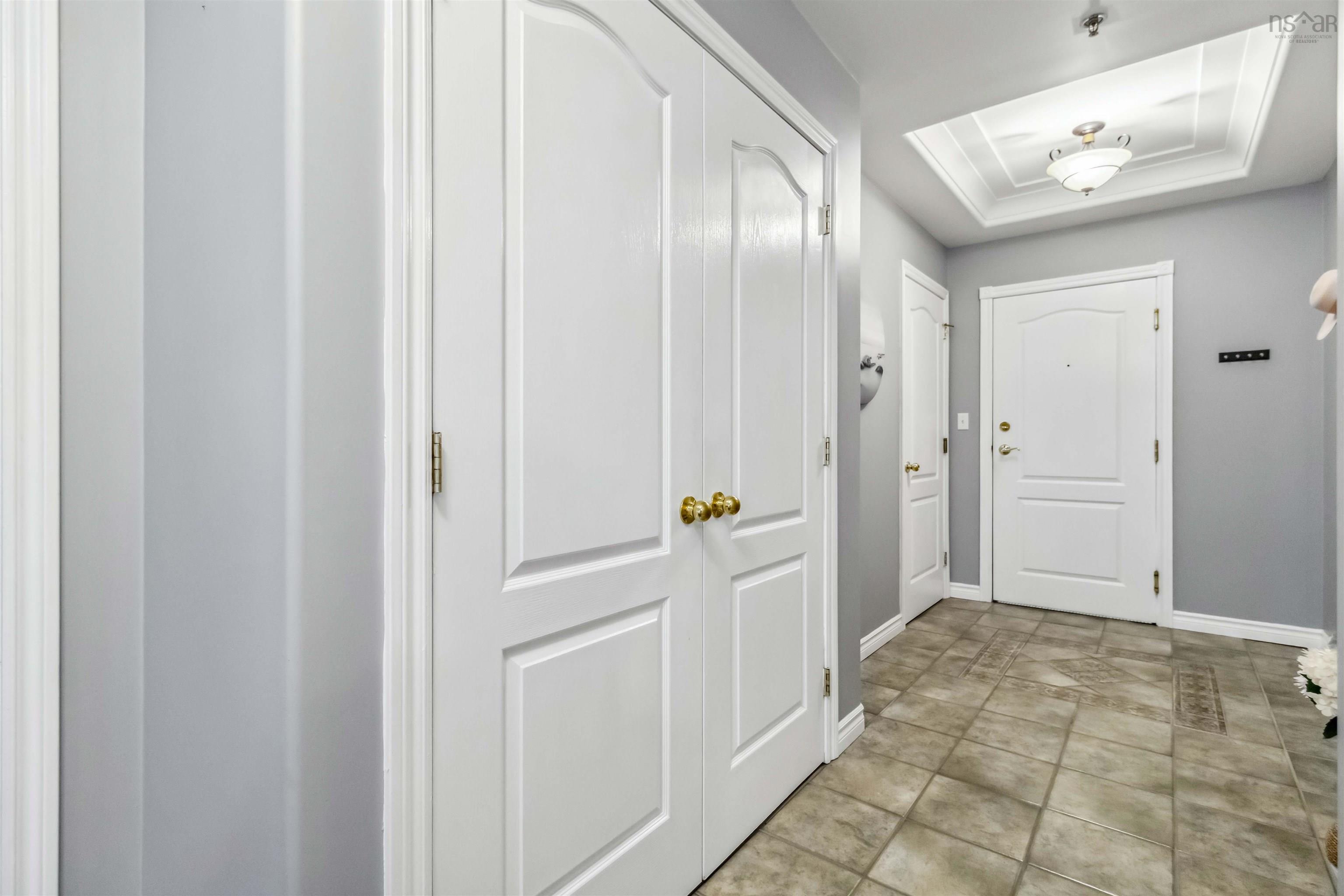 102 10 Regency Park Drive photo #12