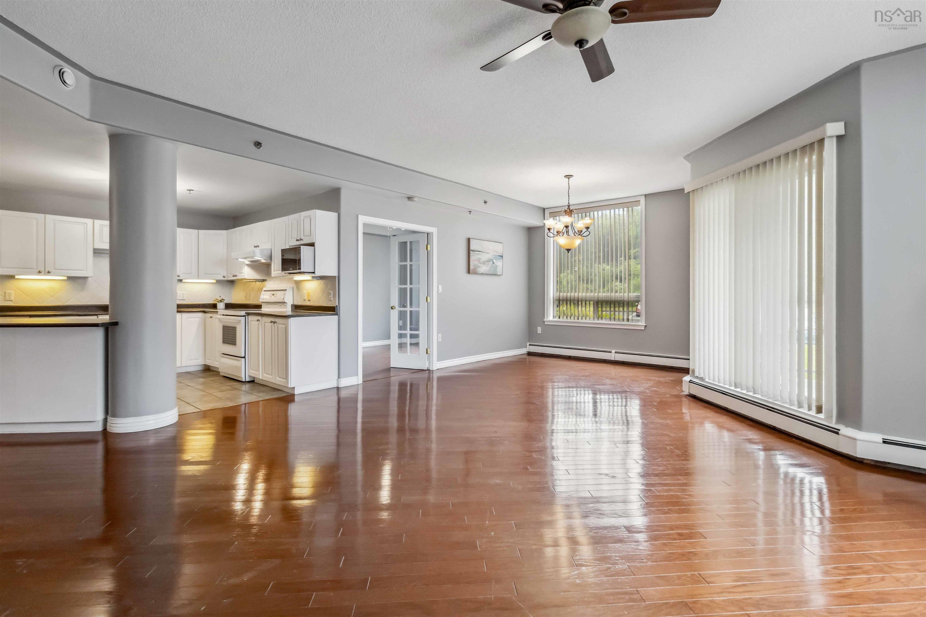 102 10 Regency Park Drive photo #14