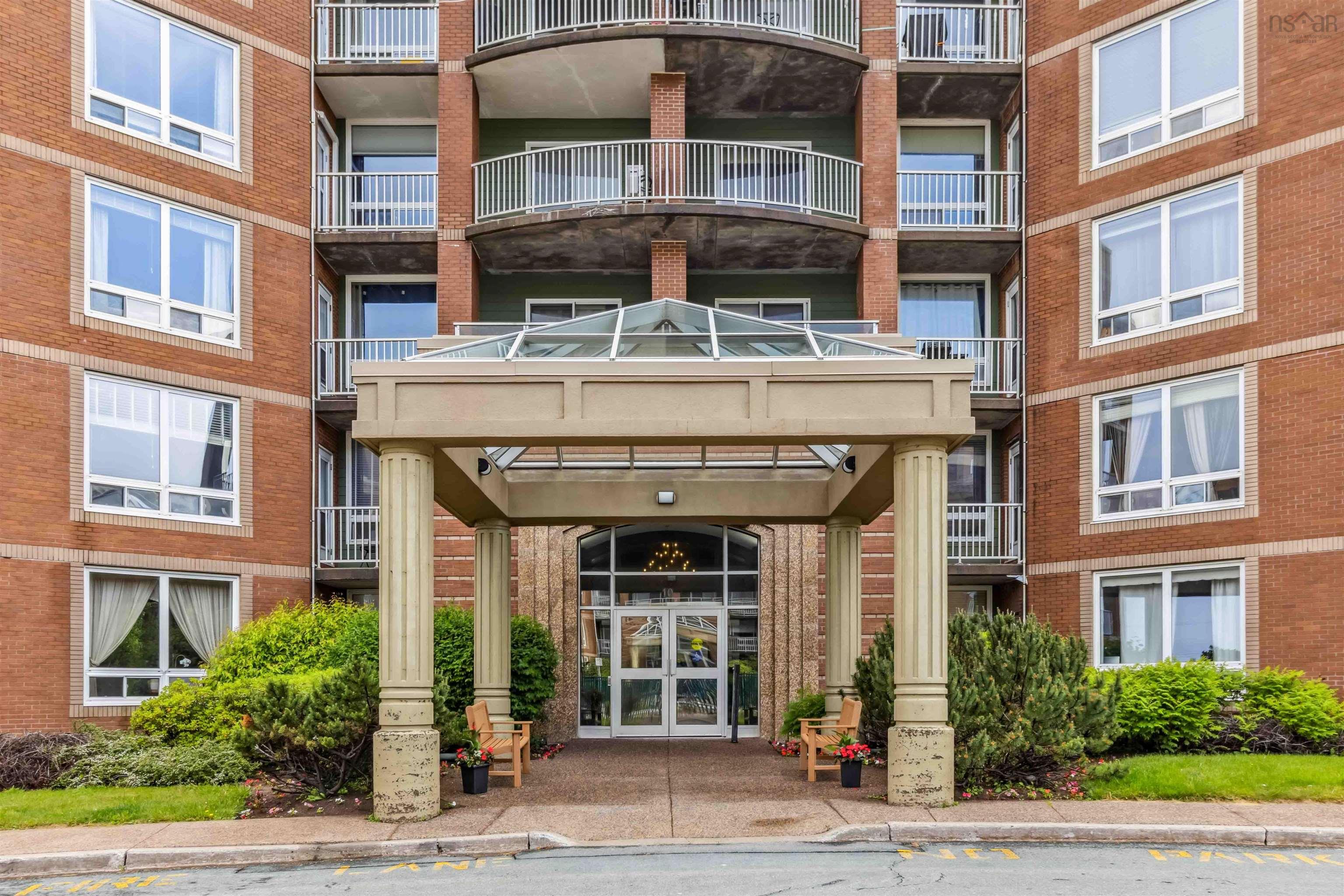 102 10 Regency Park Drive photo #3