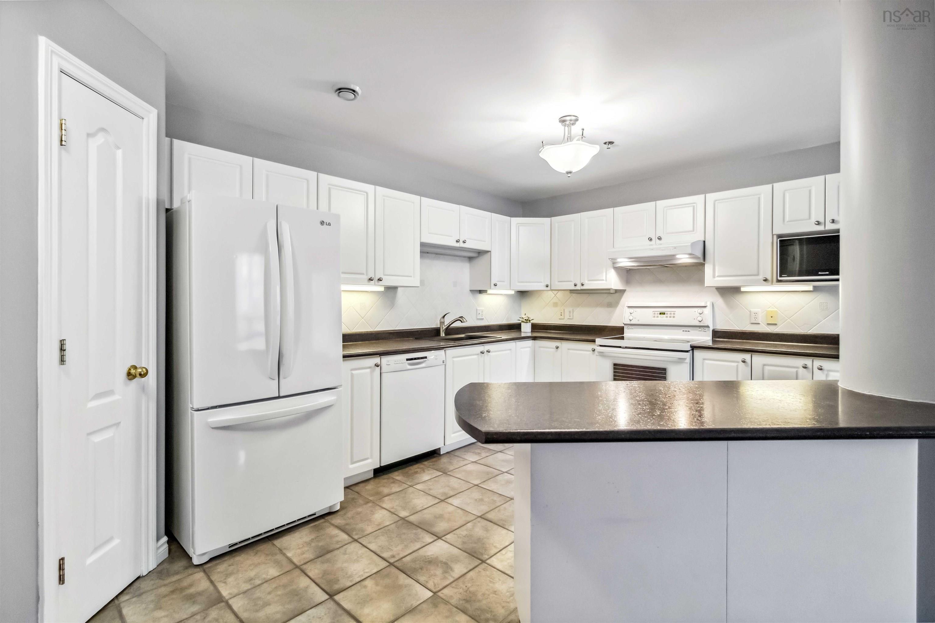 102 10 Regency Park Drive photo #31