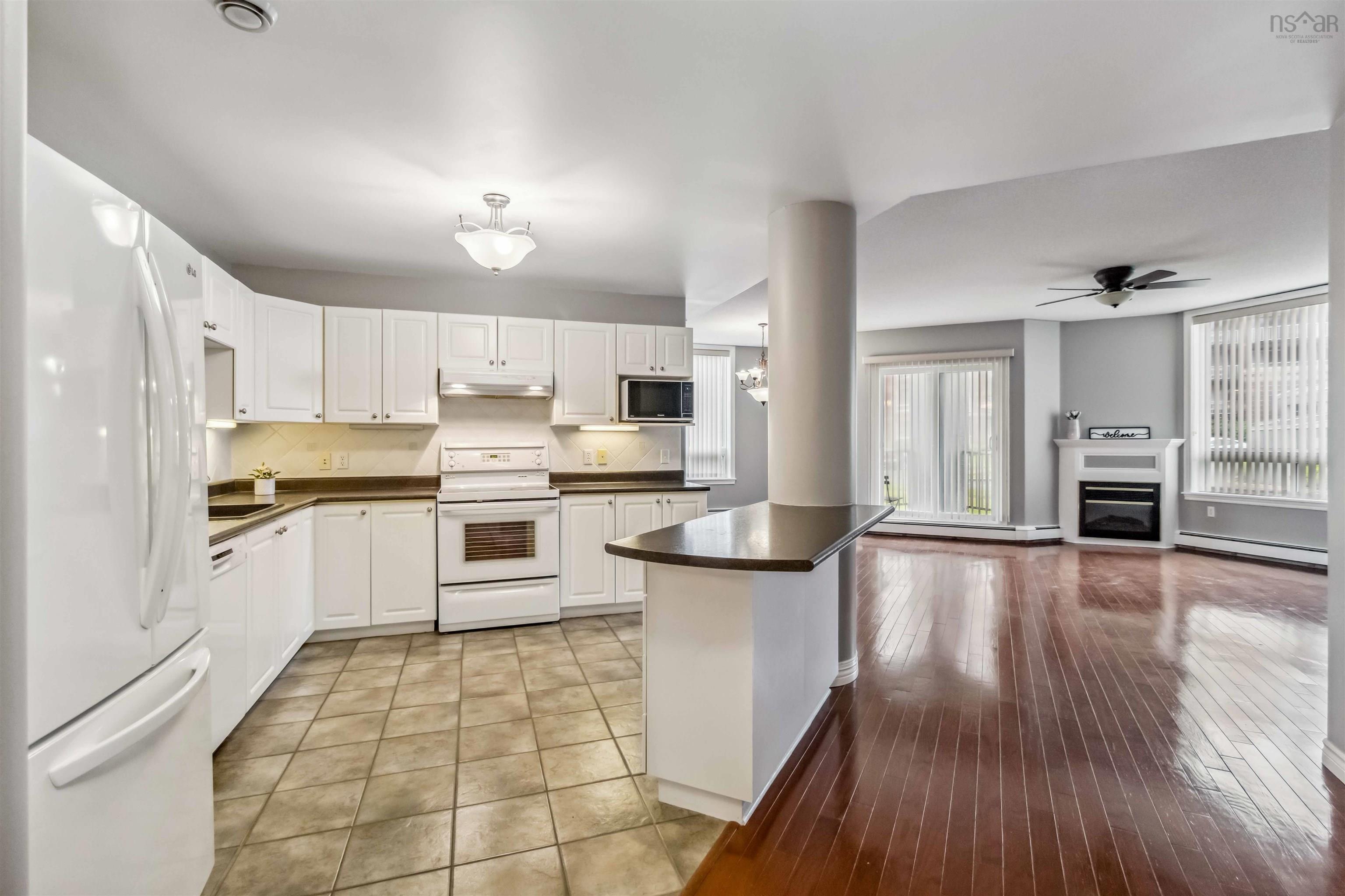 102 10 Regency Park Drive photo #32