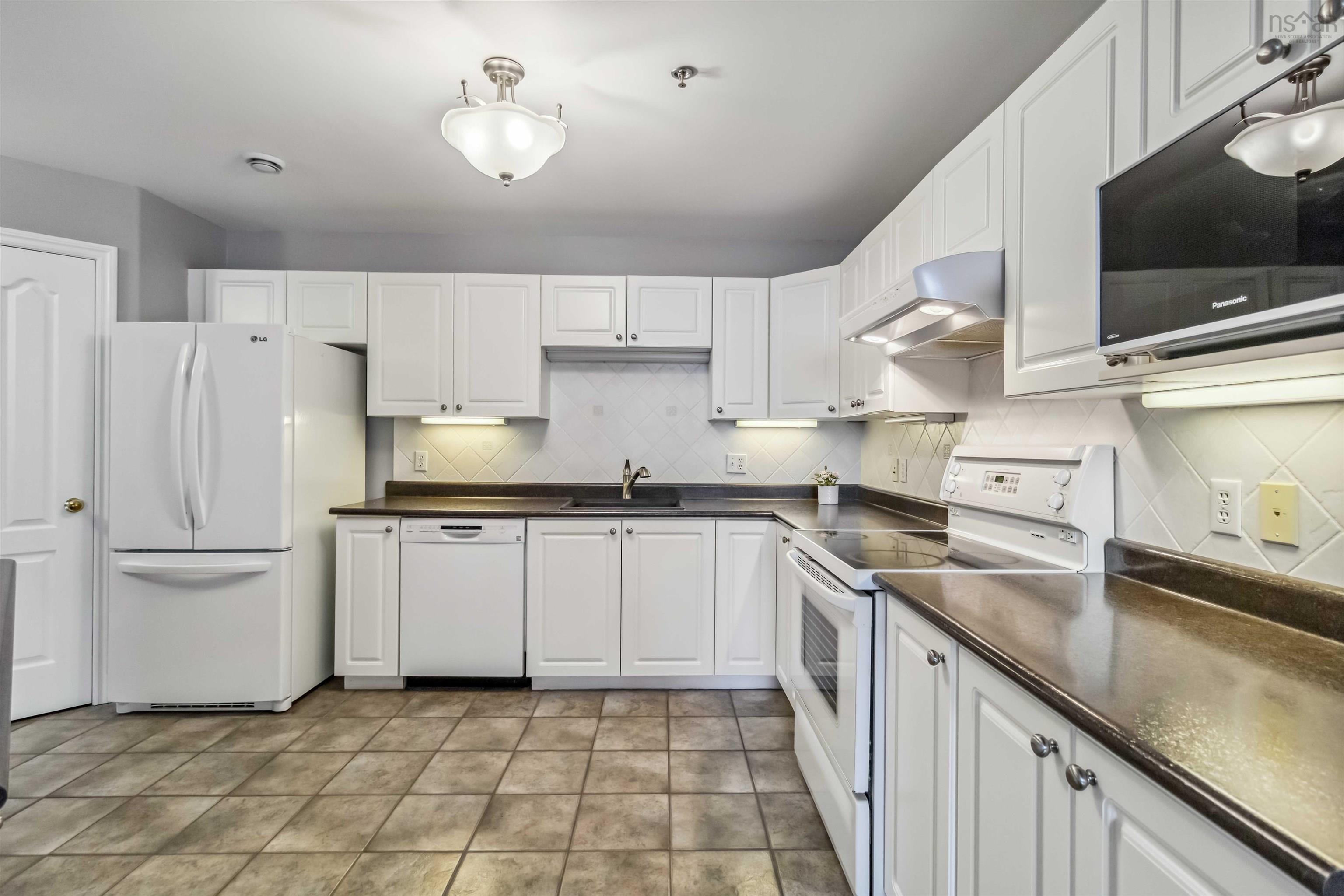 102 10 Regency Park Drive photo #33