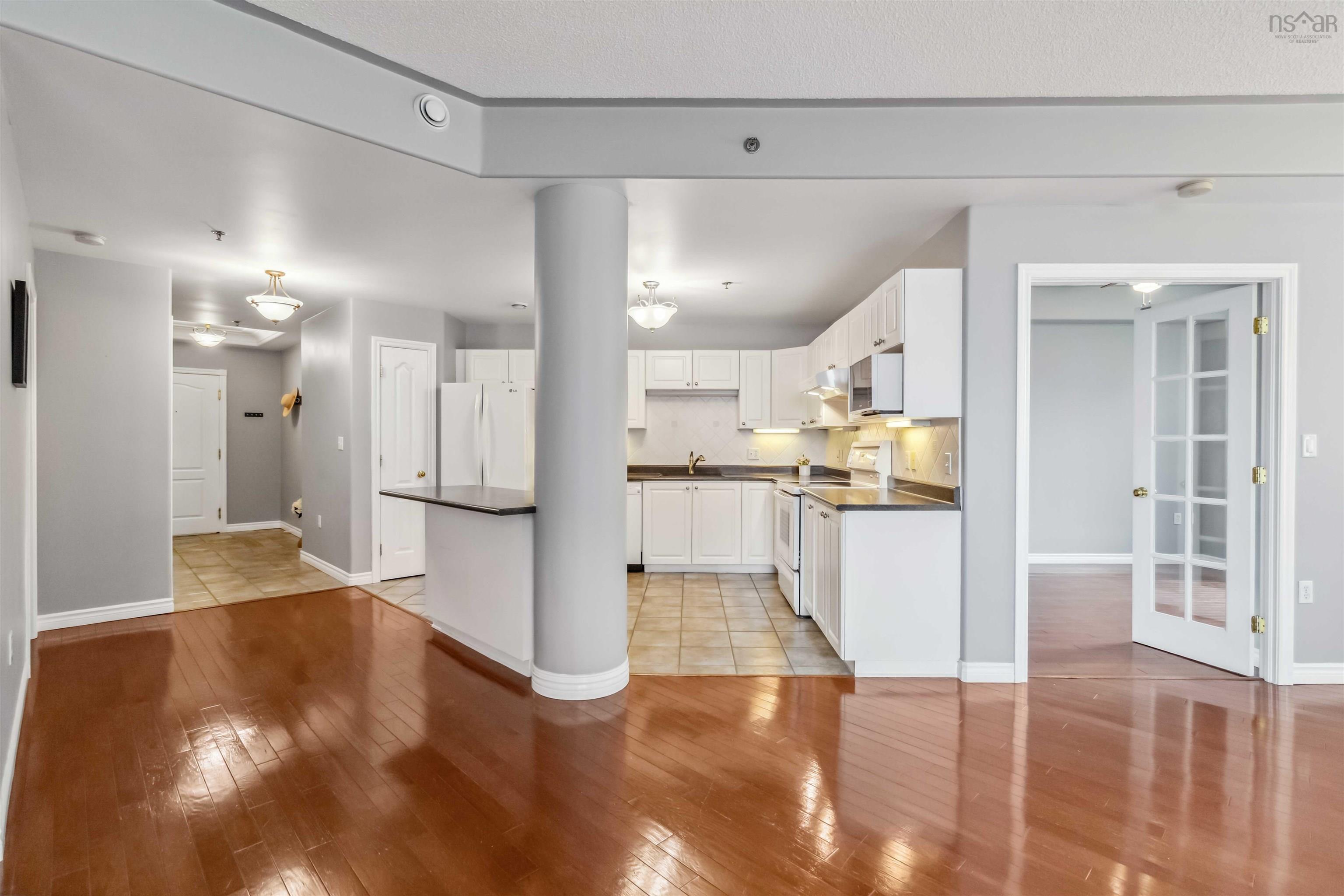 102 10 Regency Park Drive photo #34