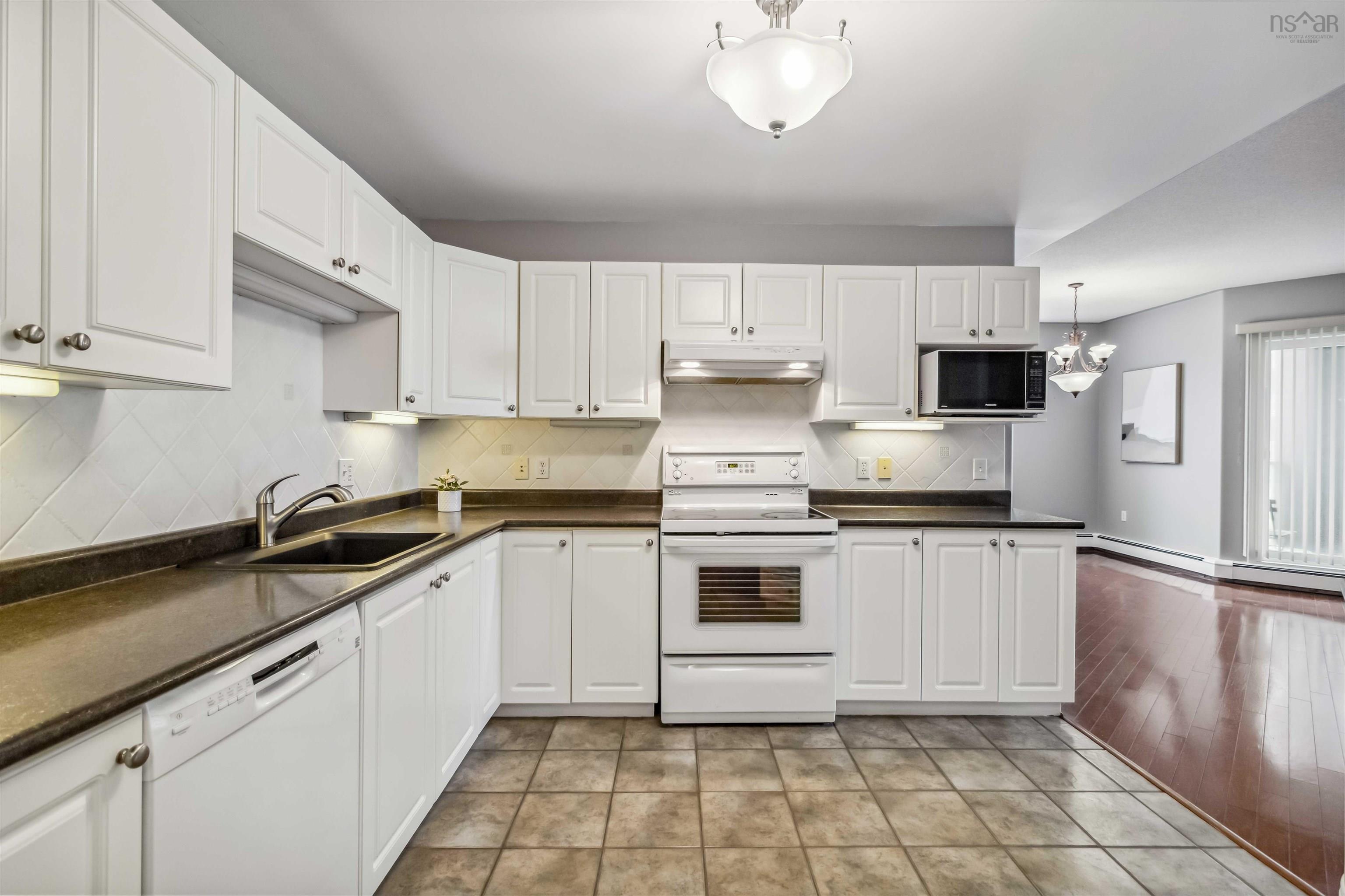 102 10 Regency Park Drive photo #35