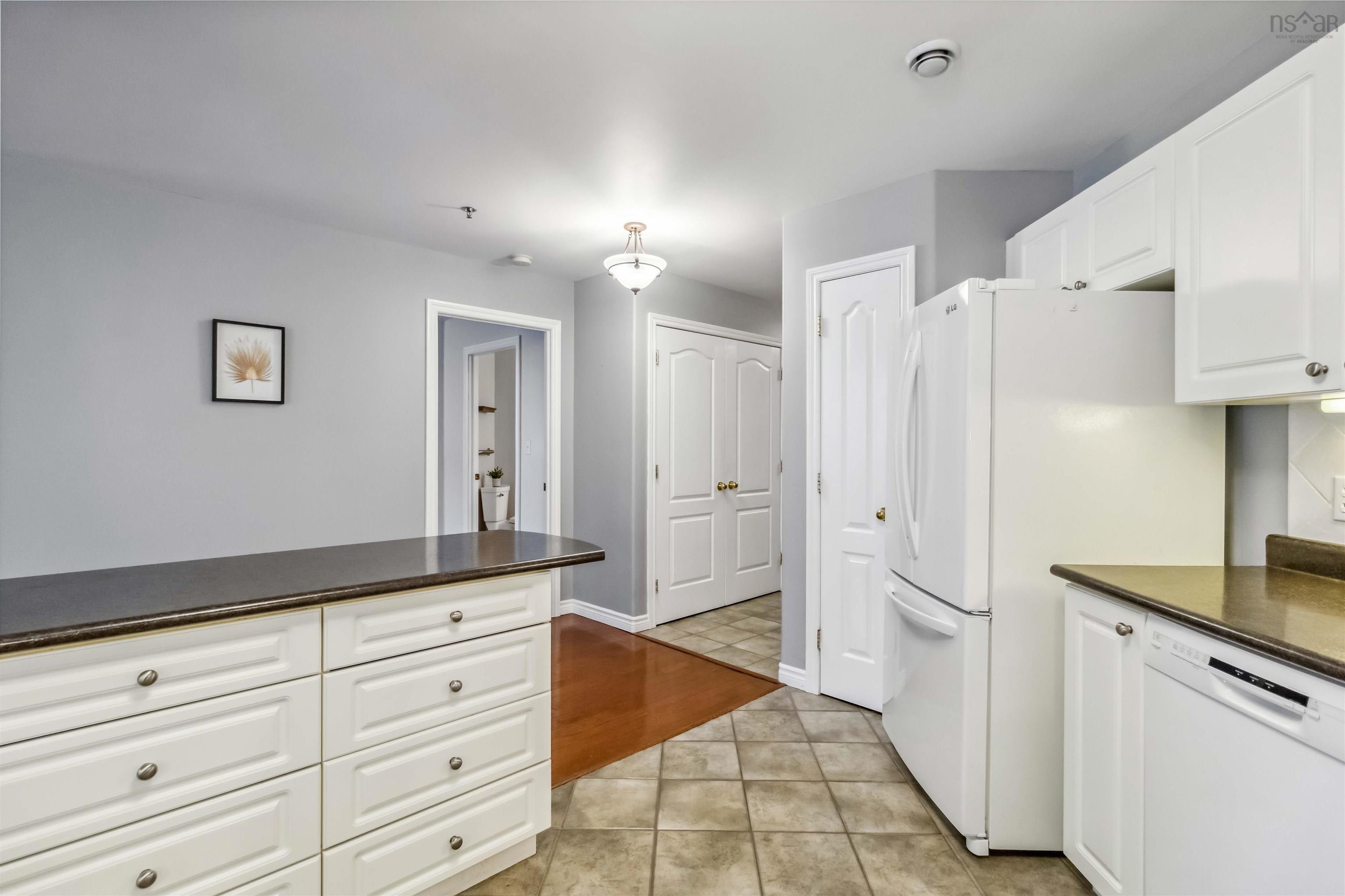 102 10 Regency Park Drive photo #36