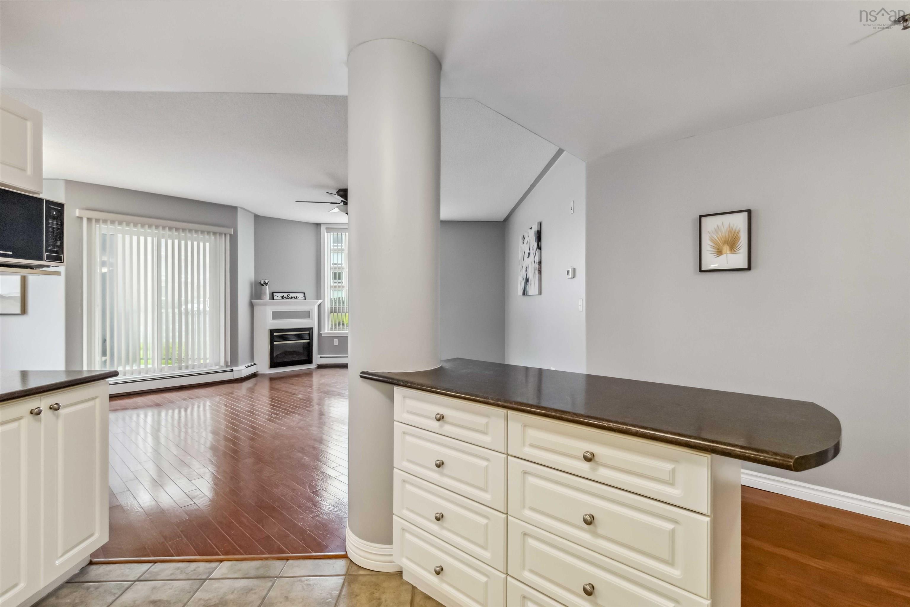 102 10 Regency Park Drive photo #37