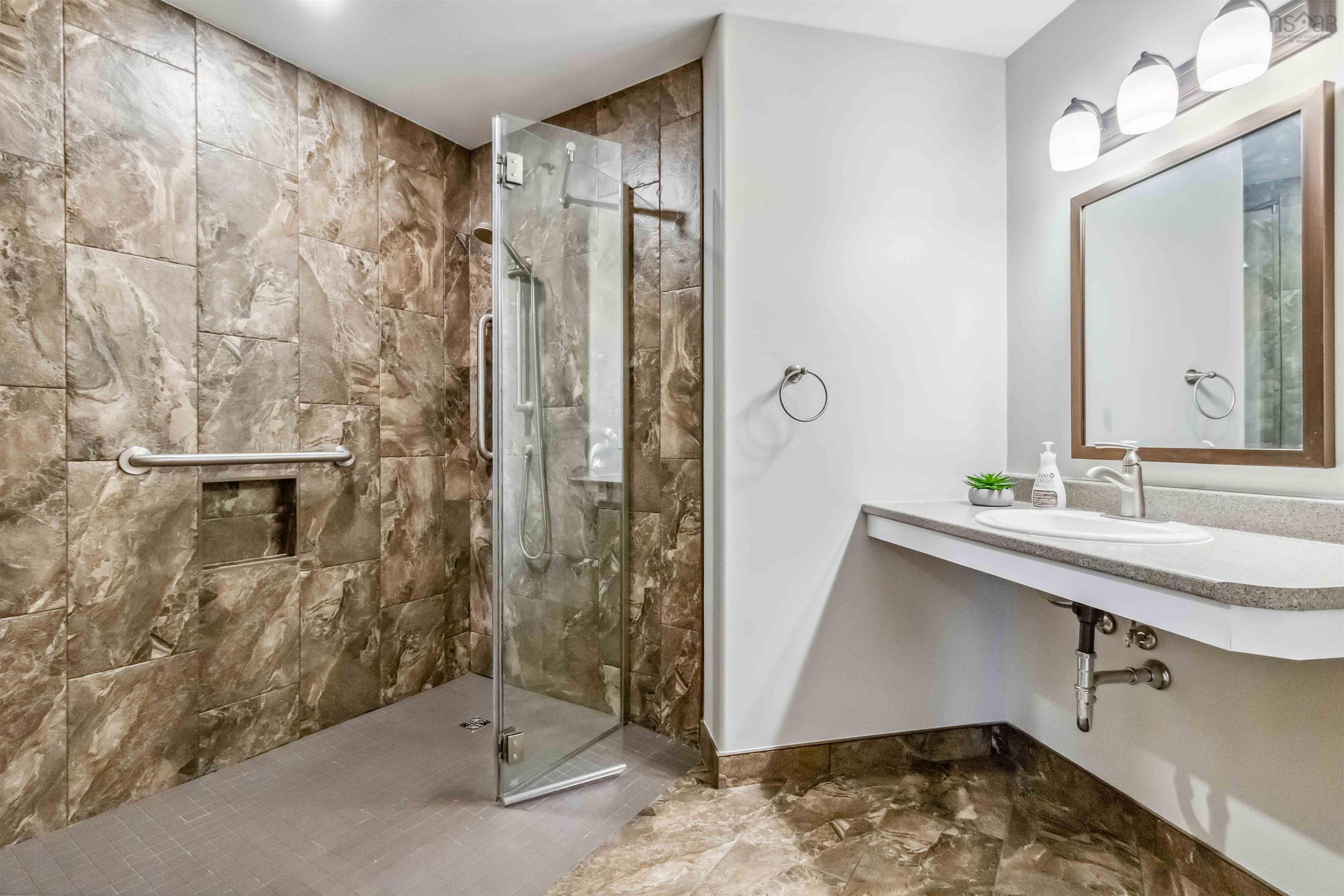 102 10 Regency Park Drive photo #41