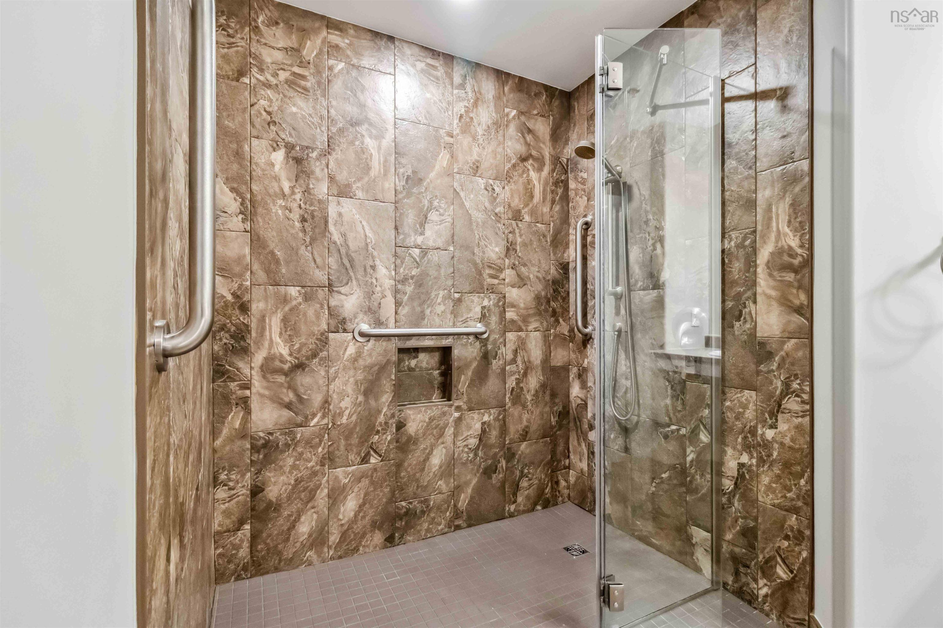 102 10 Regency Park Drive photo #42