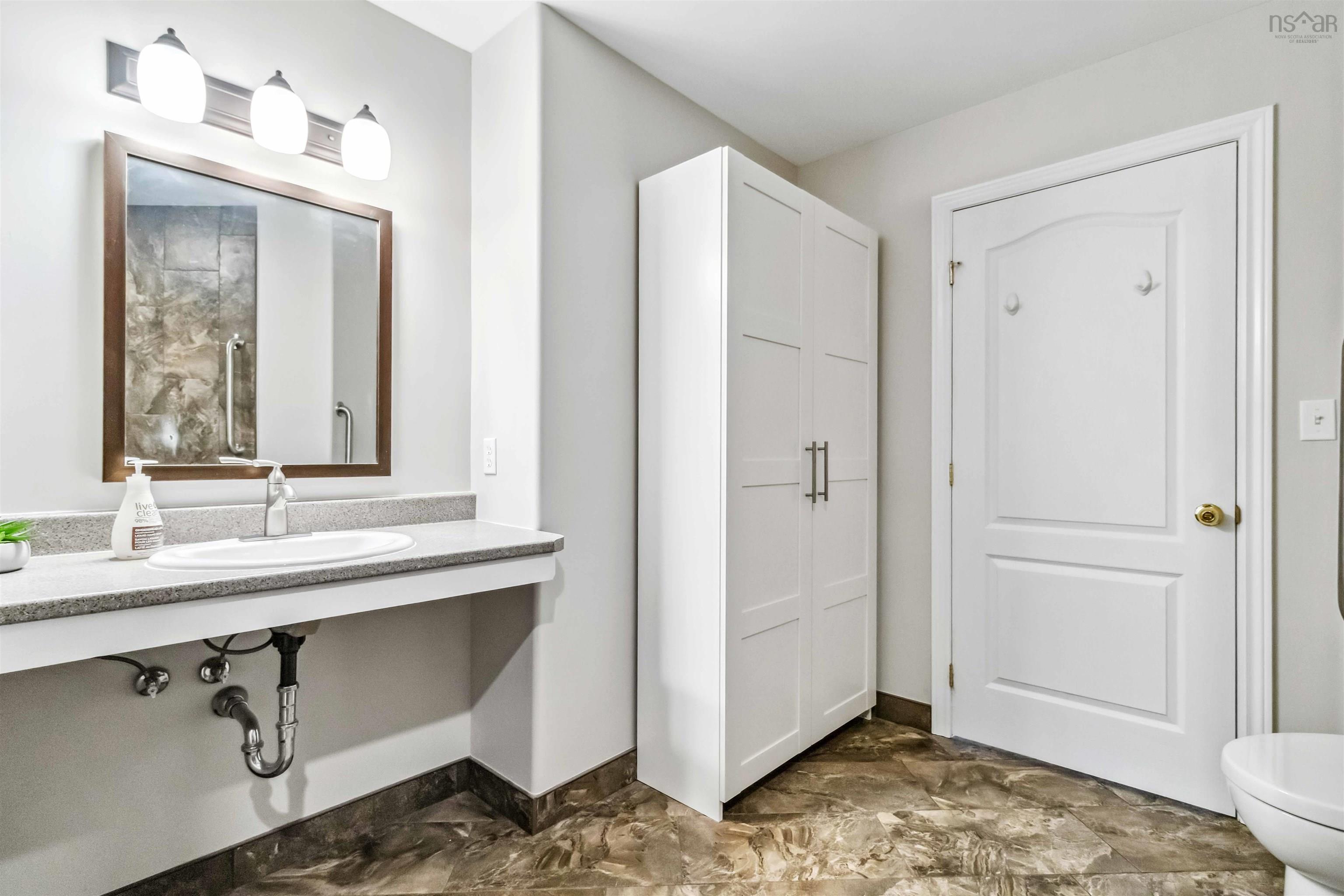 102 10 Regency Park Drive photo #43