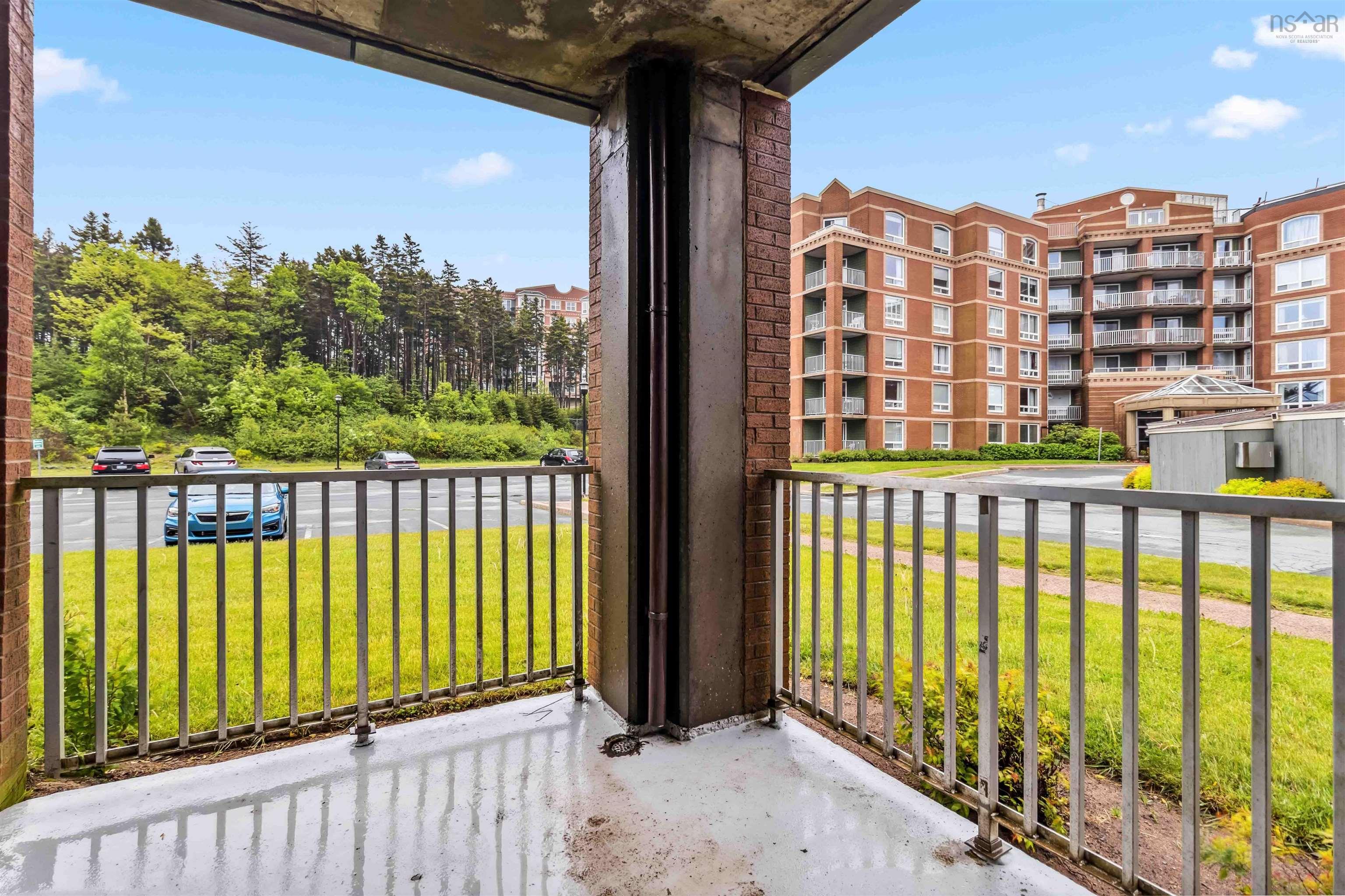 102 10 Regency Park Drive photo #46