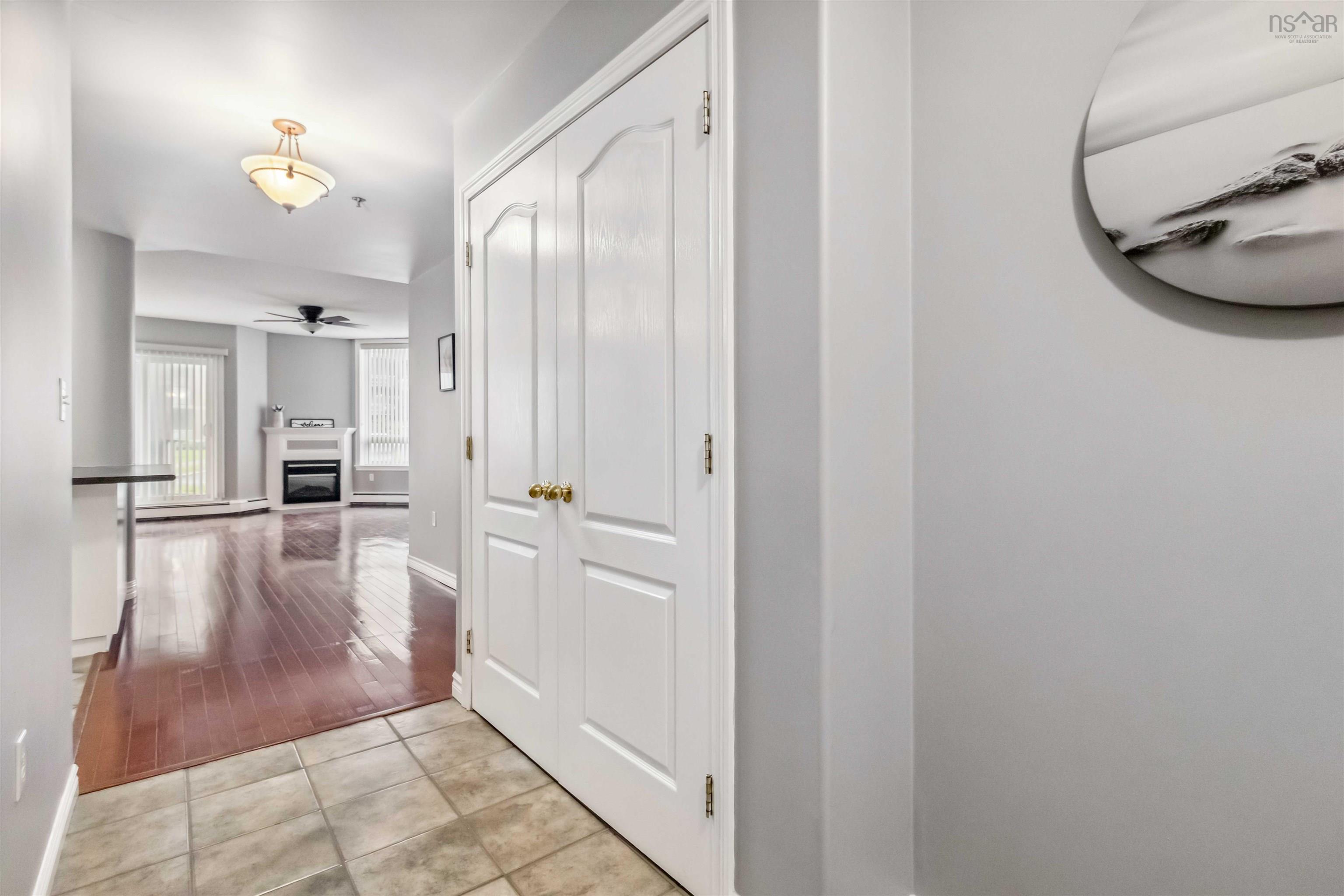 102 10 Regency Park Drive photo #7