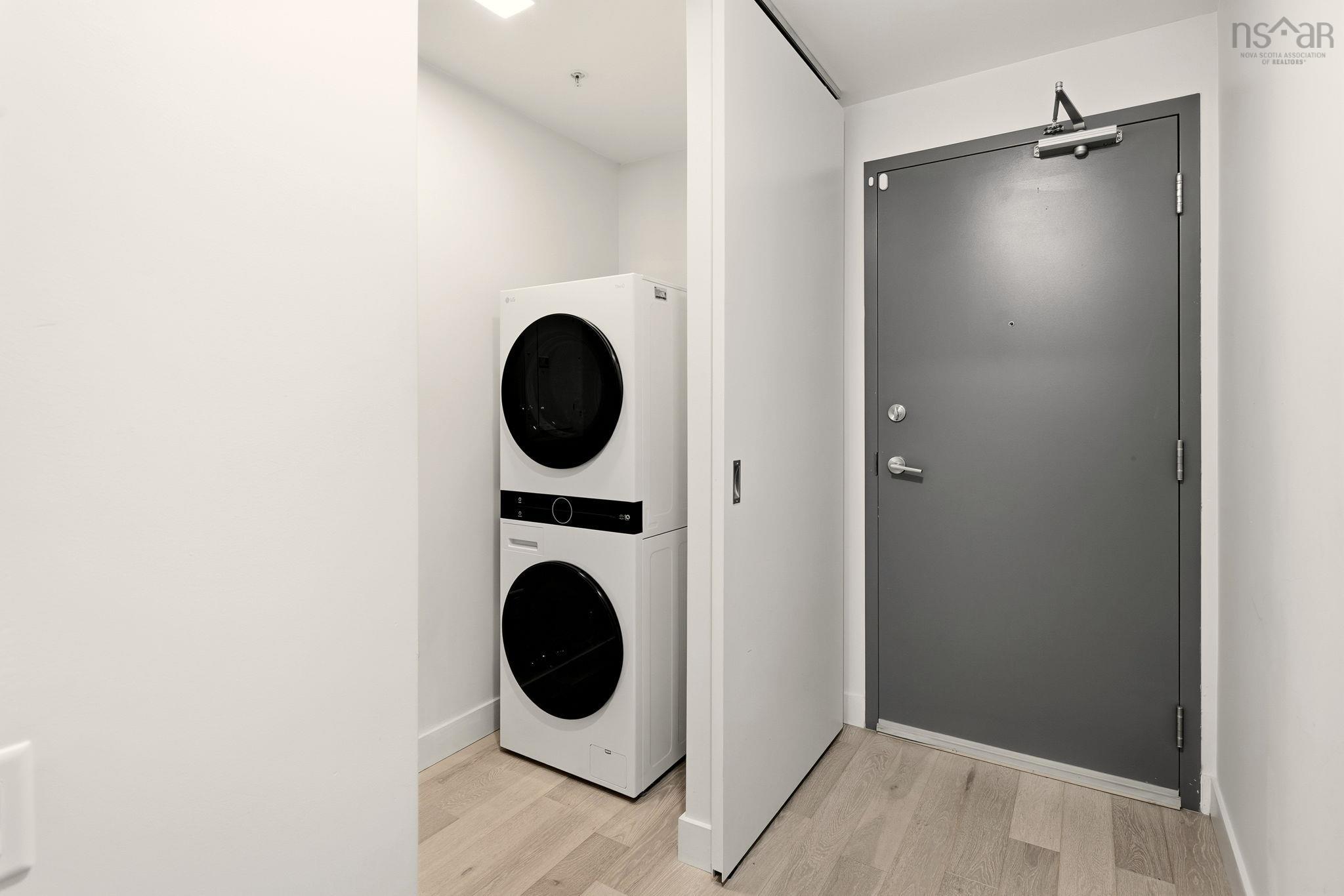 618 1048 Wellington Street photo #3