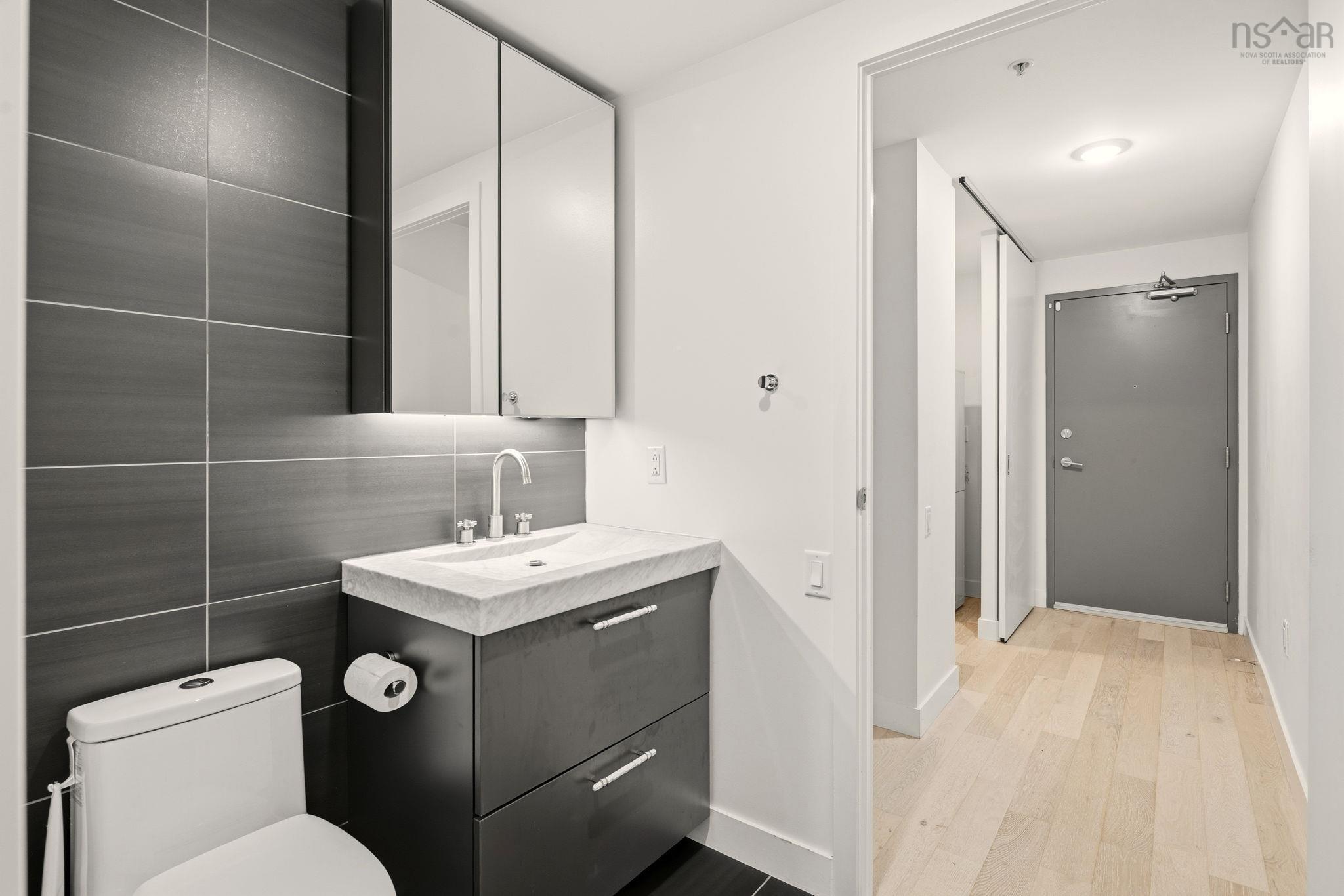 618 1048 Wellington Street photo #25