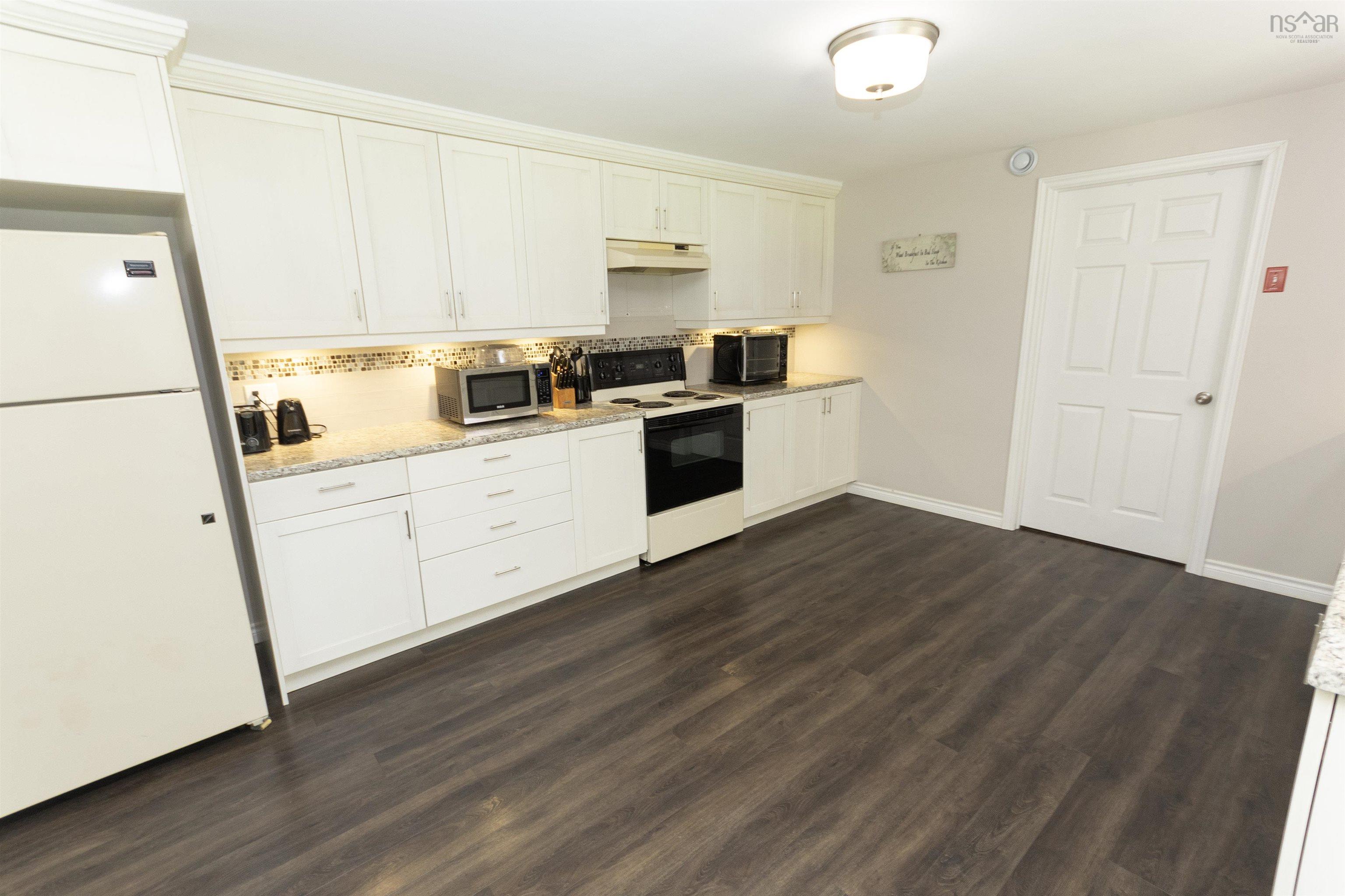 202 Lindforest Court photo #36