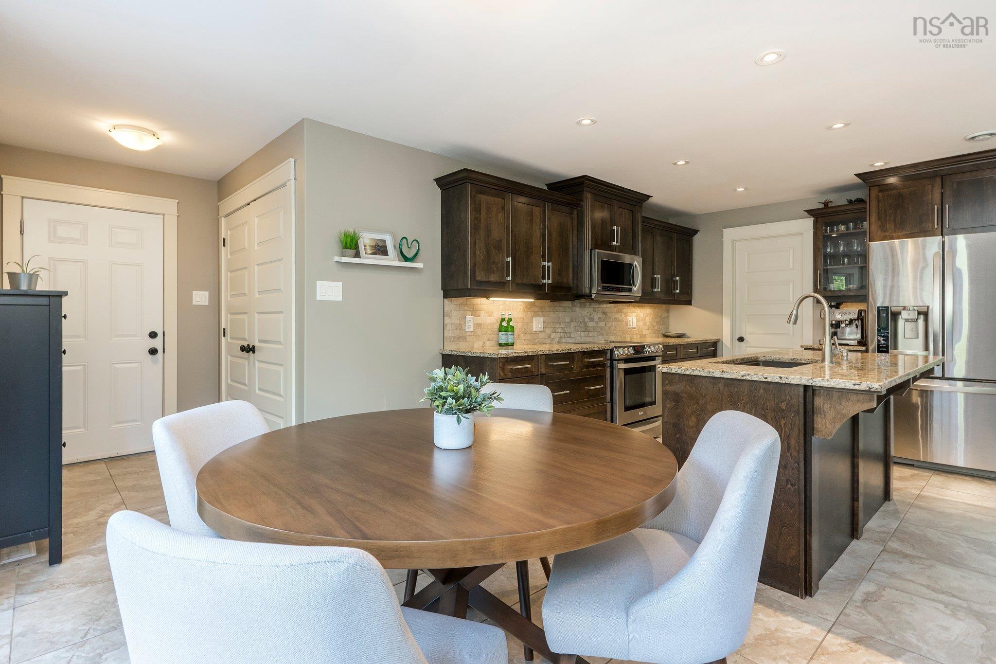 110 Coulter Crescent photo #14