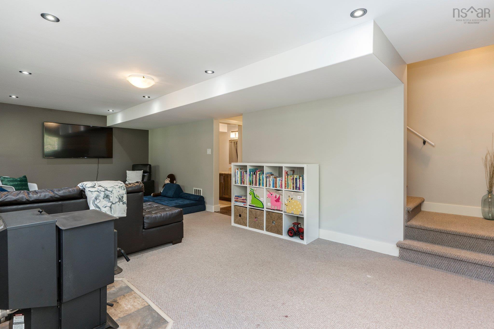 110 Coulter Crescent photo #29