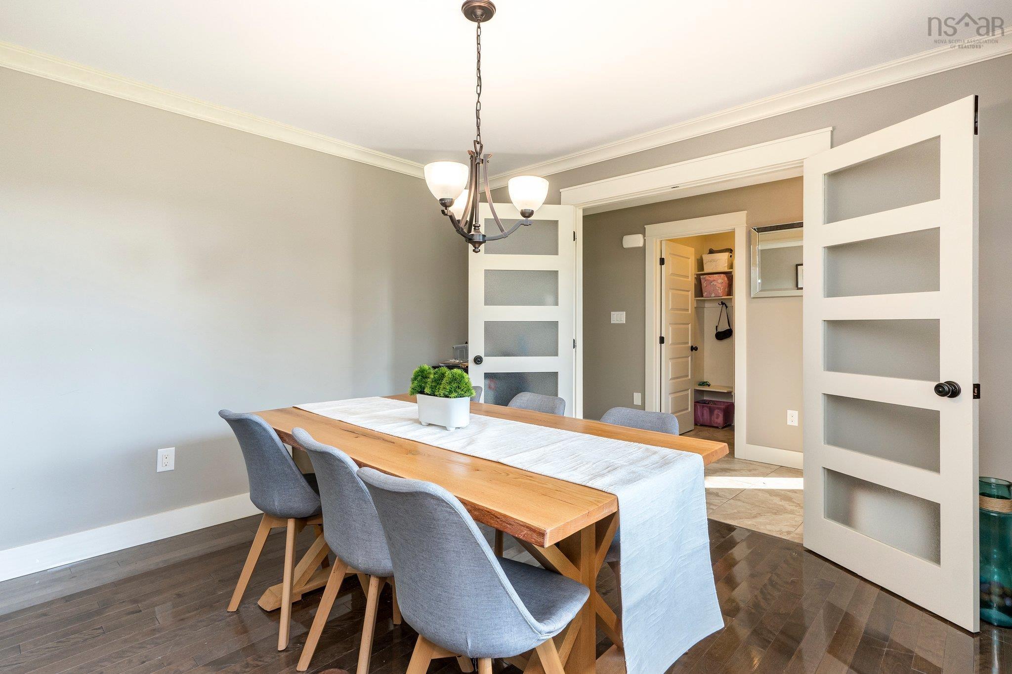 110 Coulter Crescent photo #7