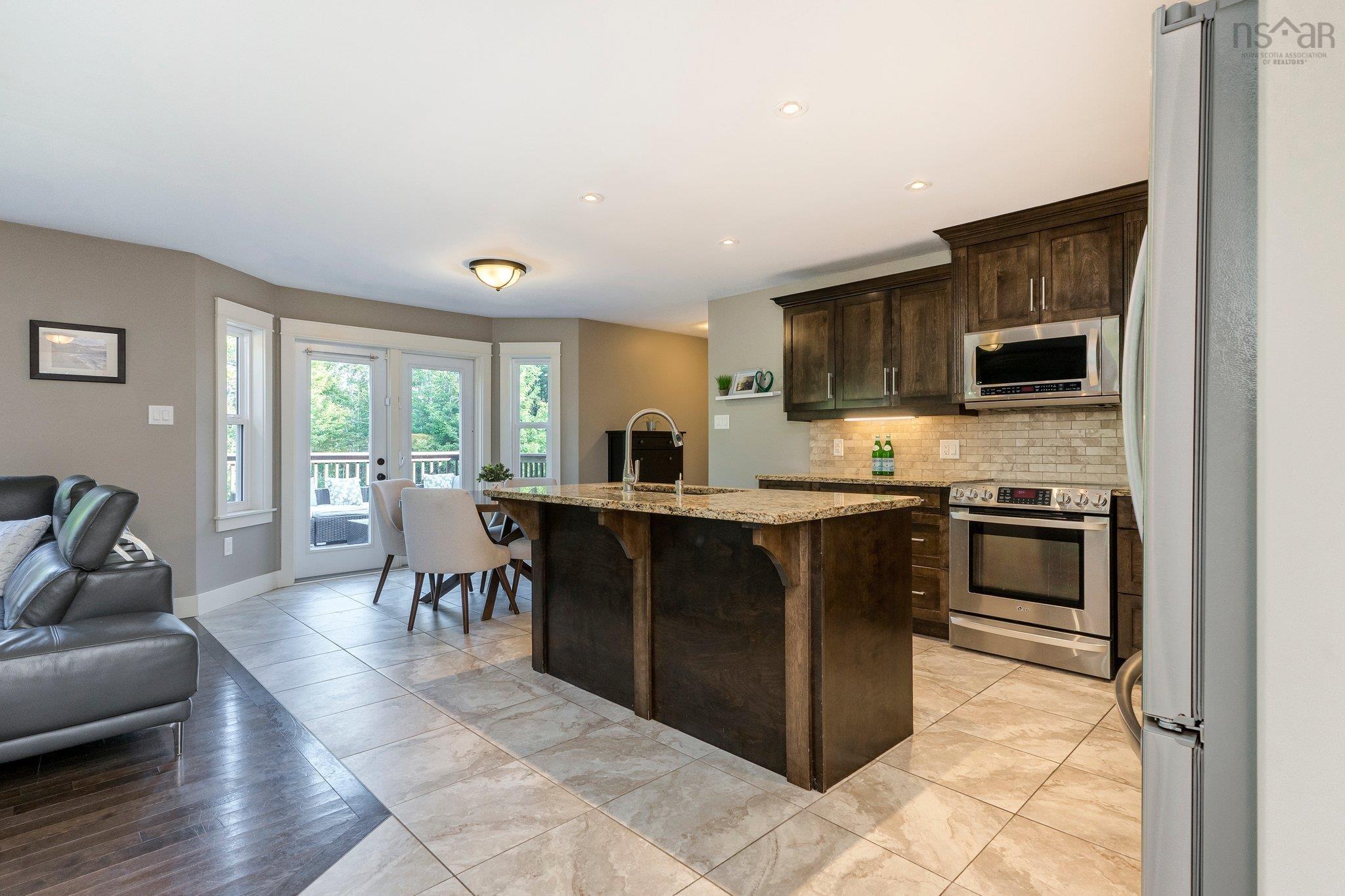 110 Coulter Crescent photo #9