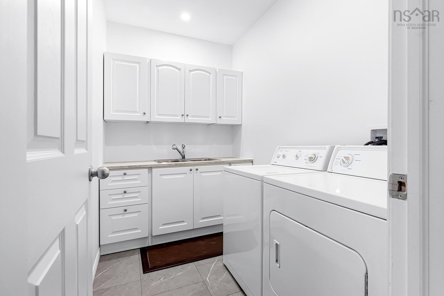 15 Essex Lane photo #36