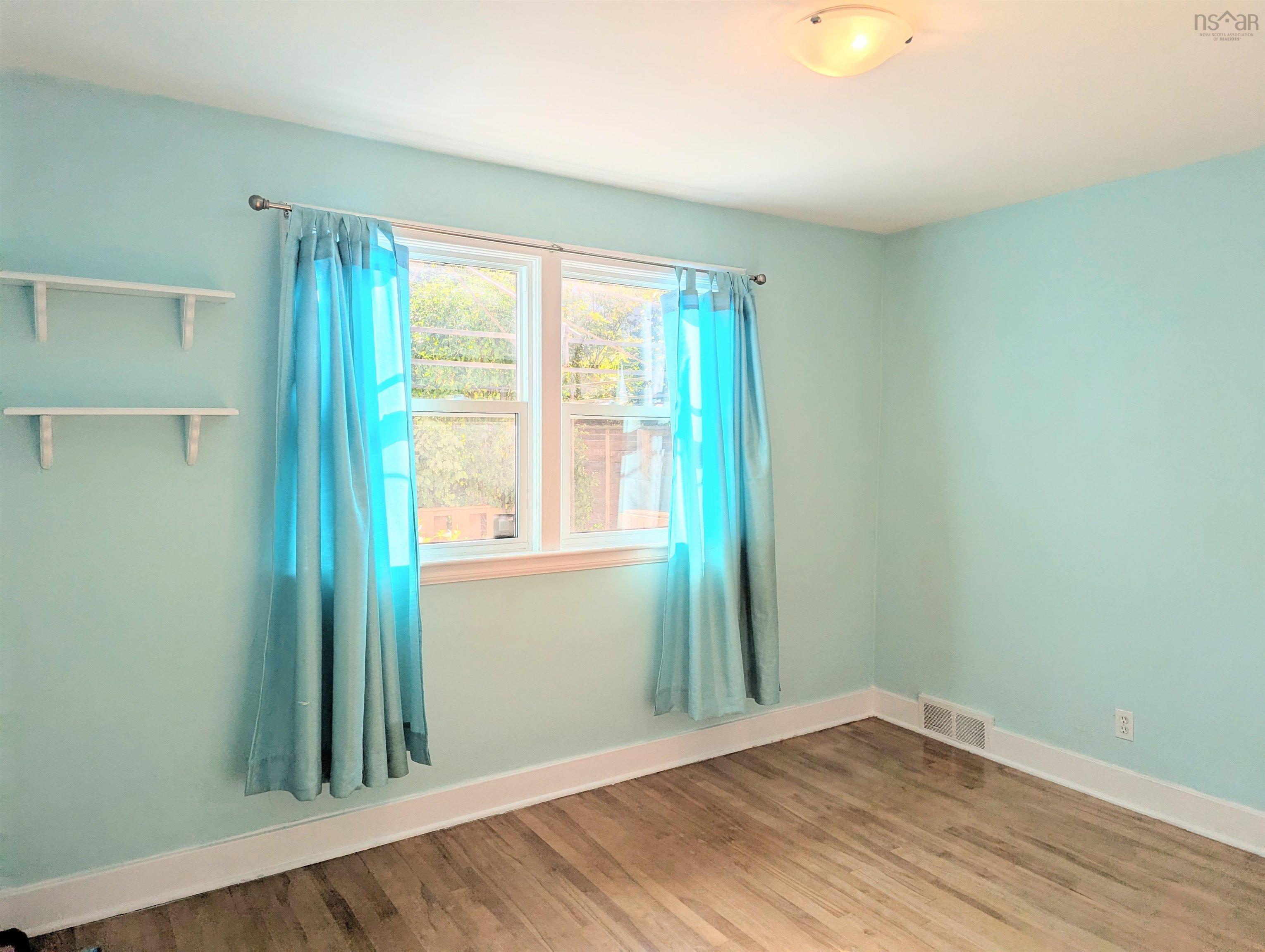 28 Piers Avenue photo #14