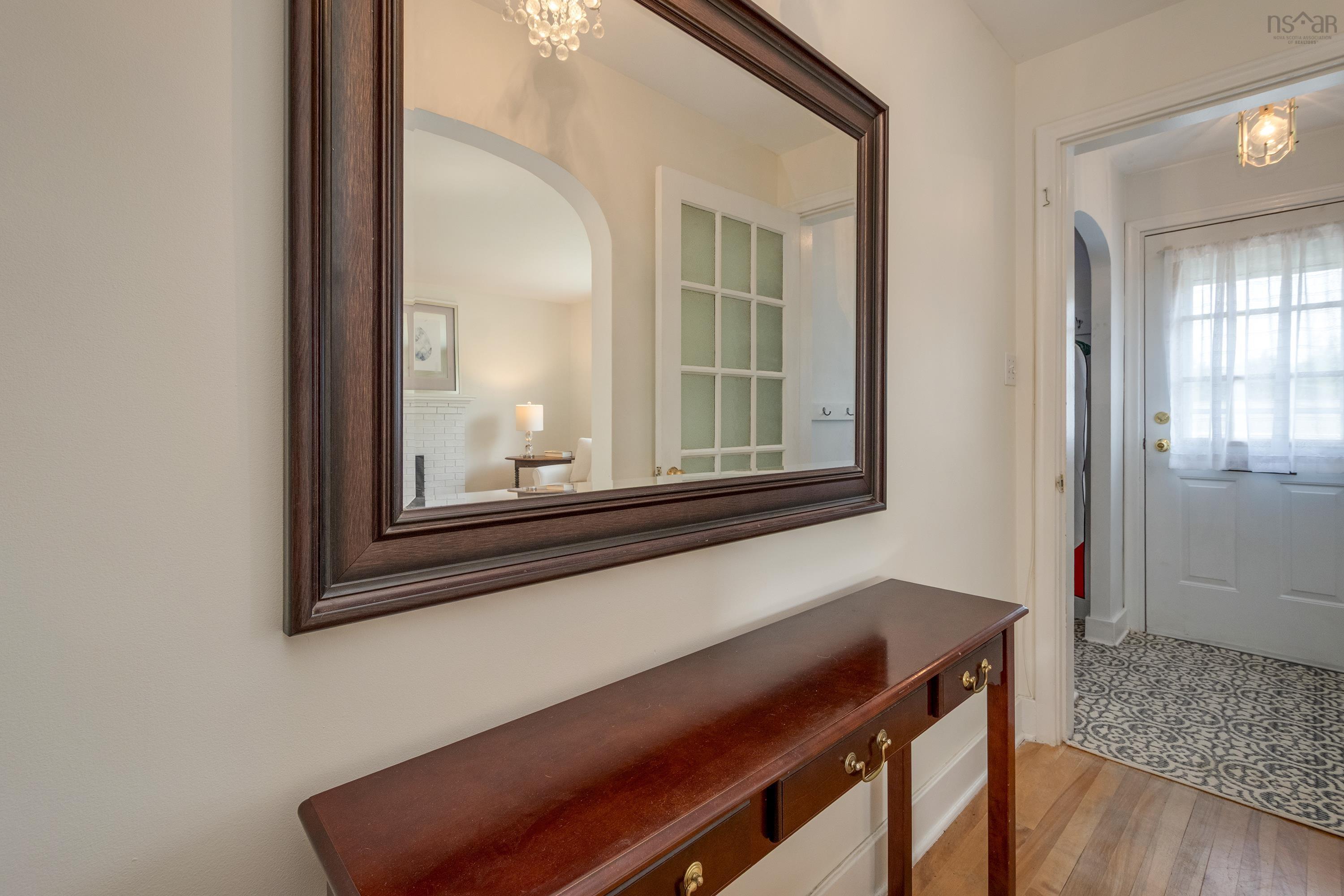 28 Piers Avenue photo #3