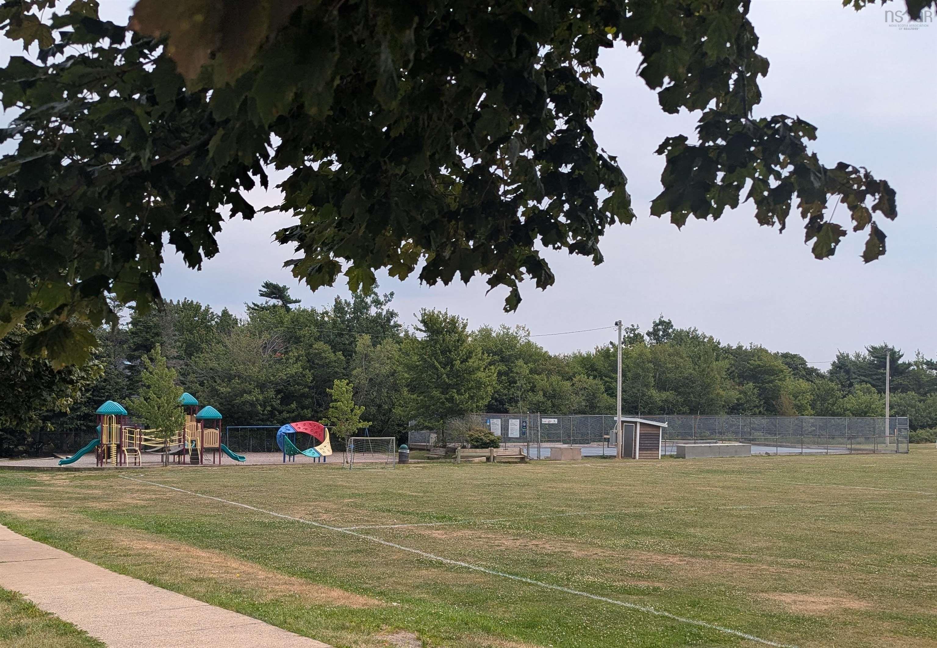 28 Piers Avenue photo #31