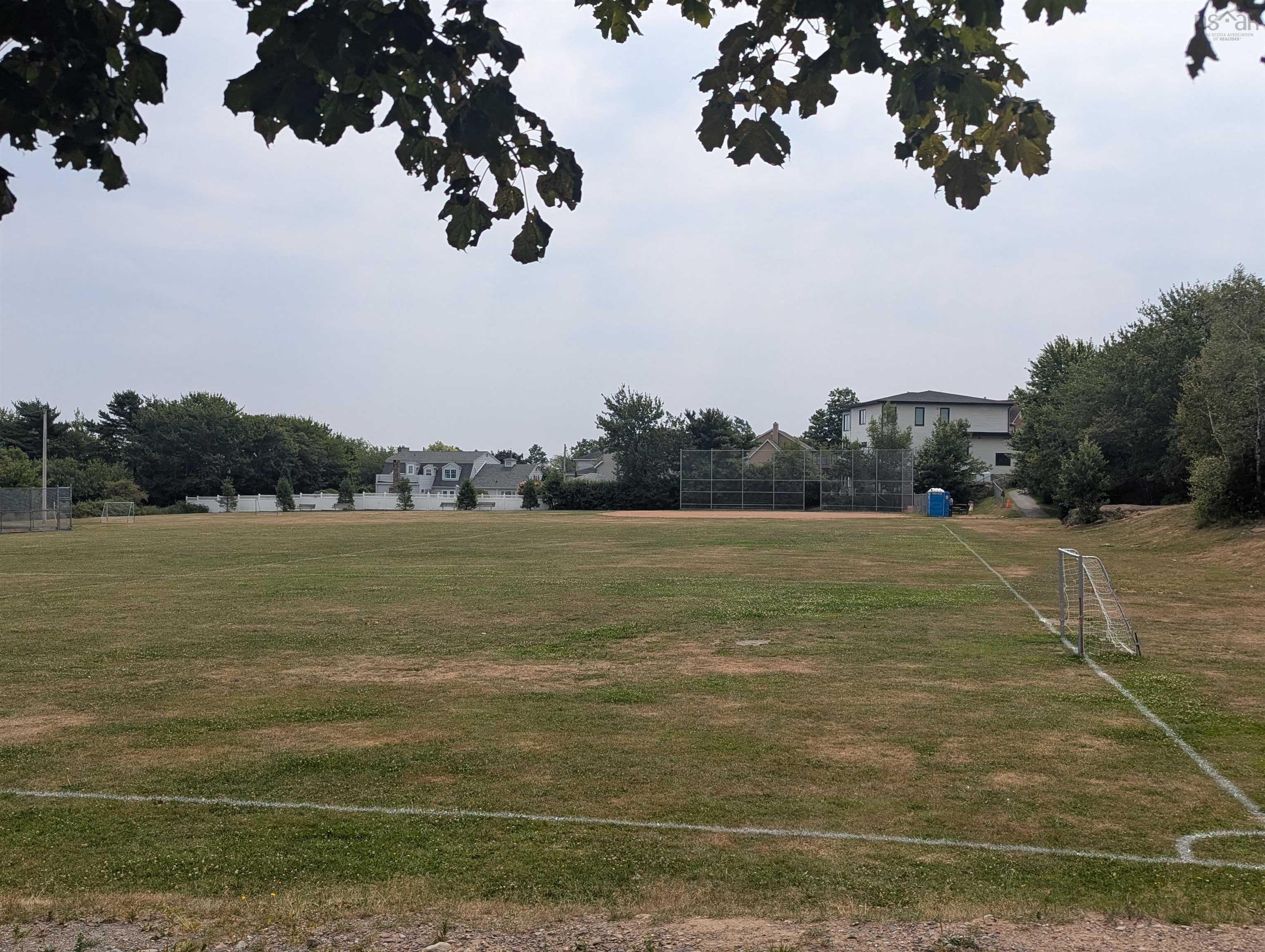 28 Piers Avenue photo #32