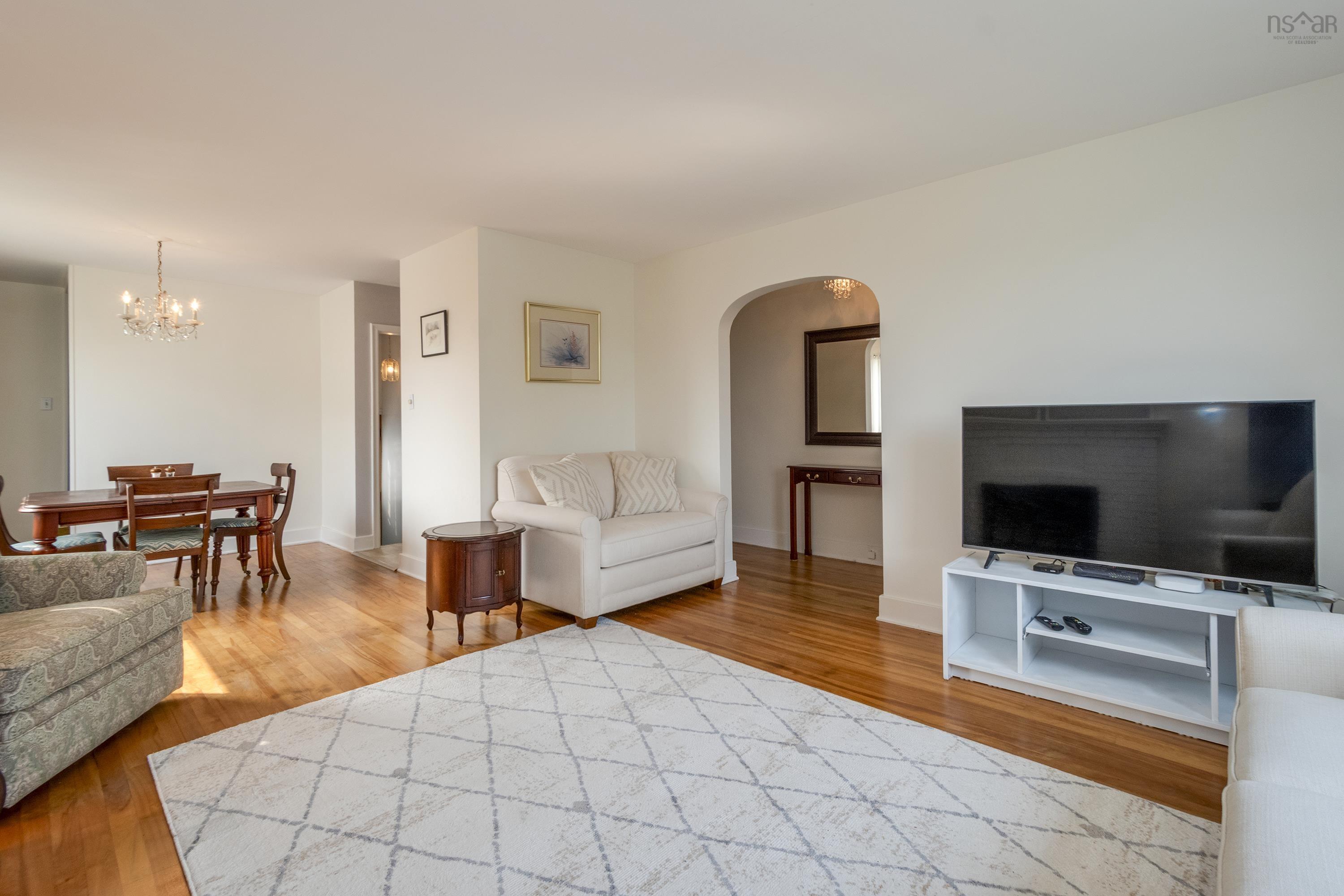 28 Piers Avenue photo #5