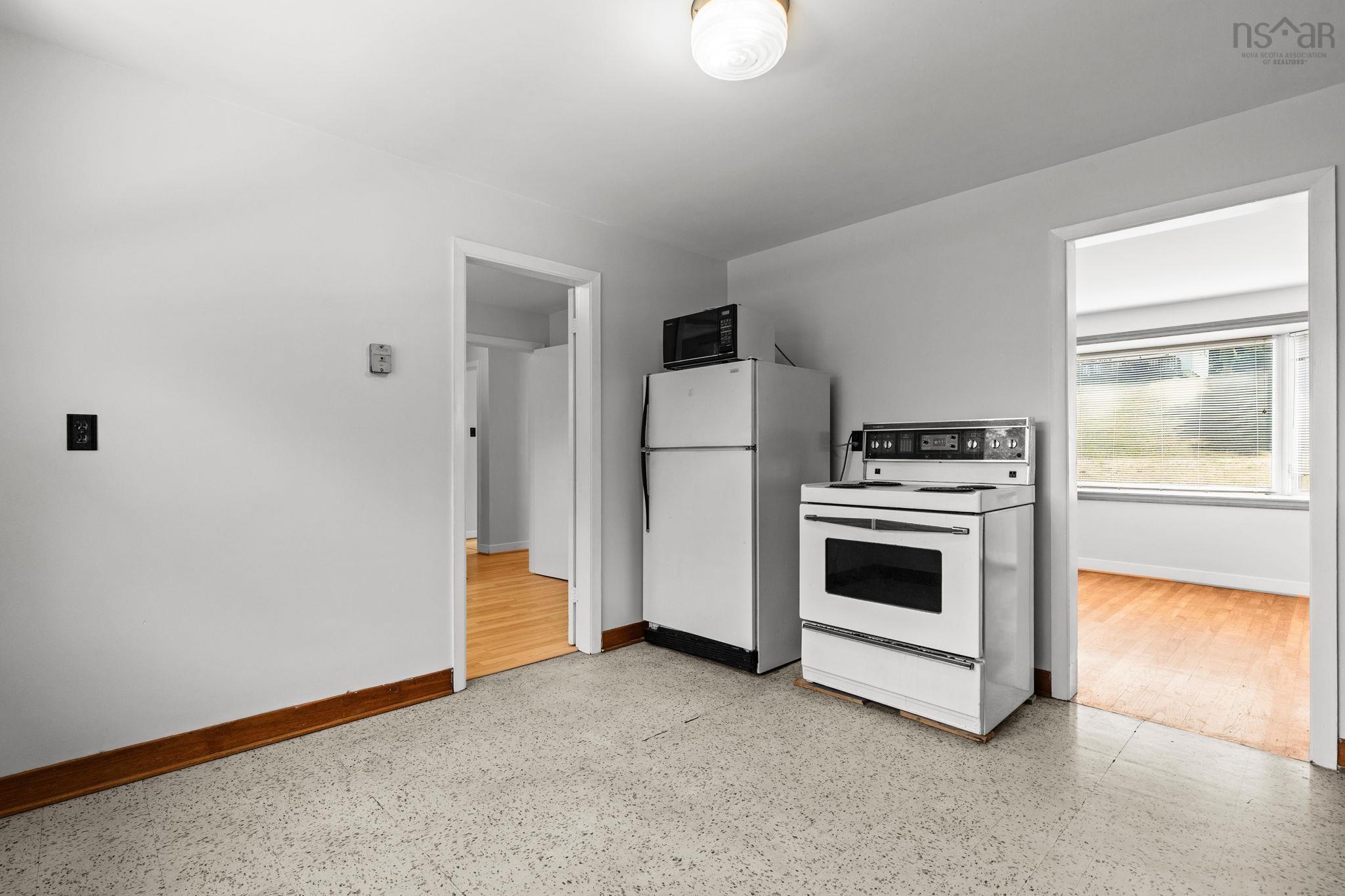 13 Glenmont Avenue photo #9