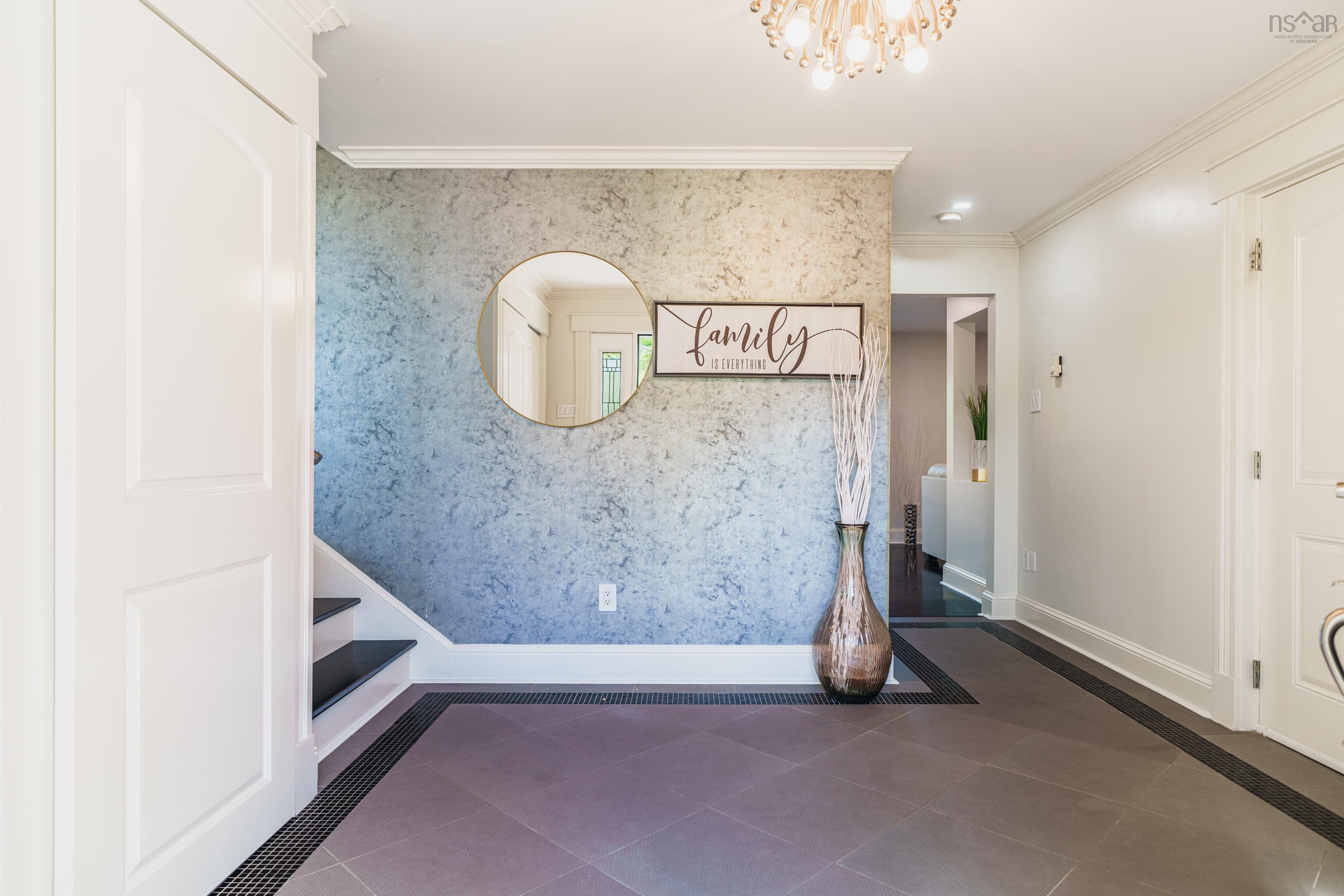 11 Laurentian Drive photo #4