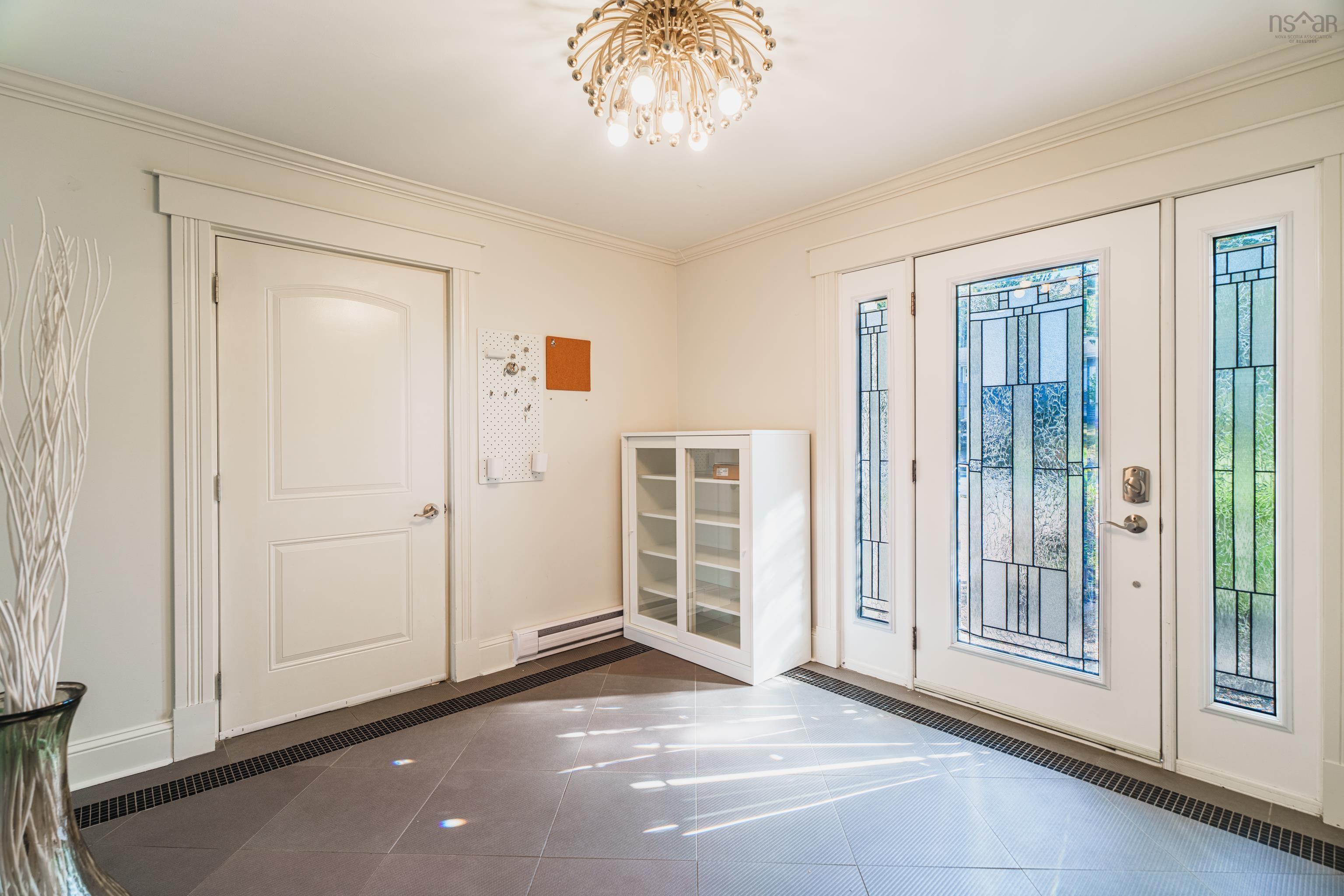 11 Laurentian Drive photo #5