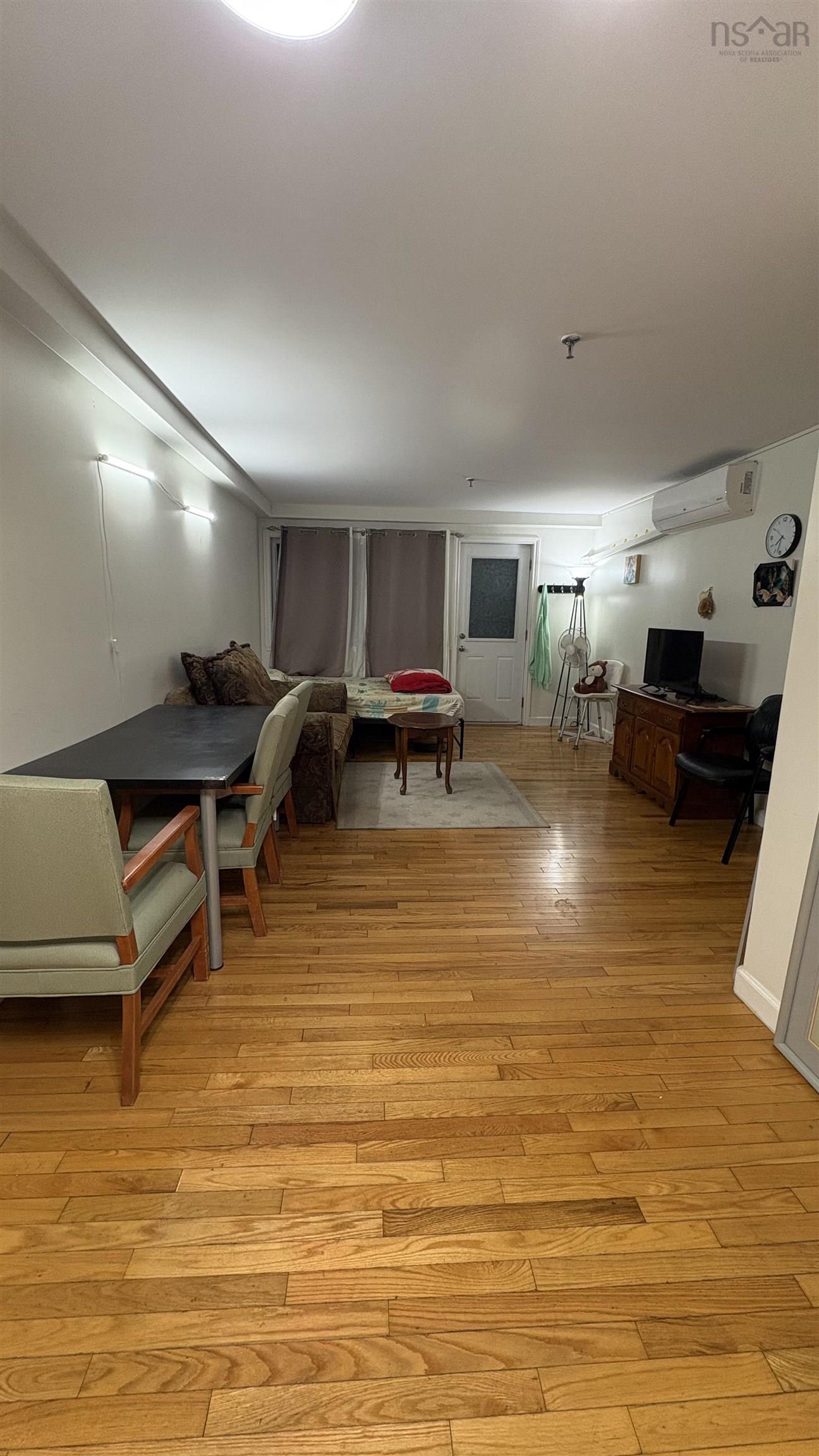 104 131 Farnham Gate Road photo #17