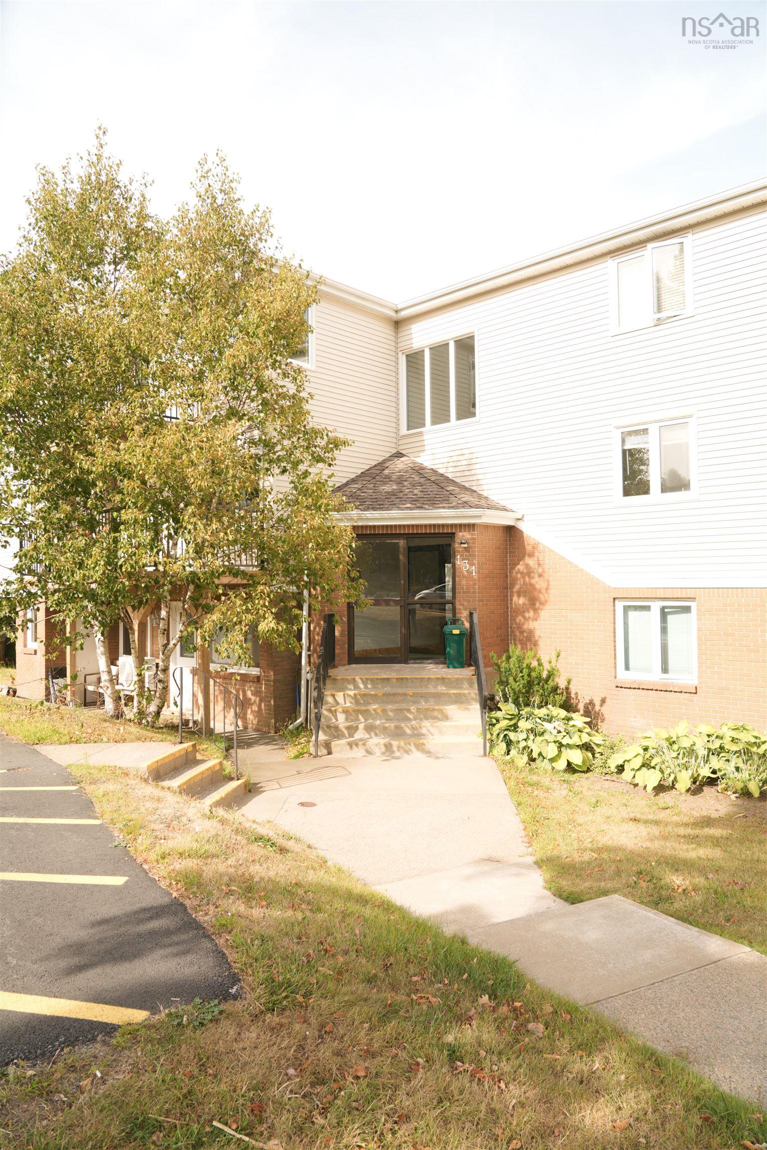 104 131 Farnham Gate Road photo #3