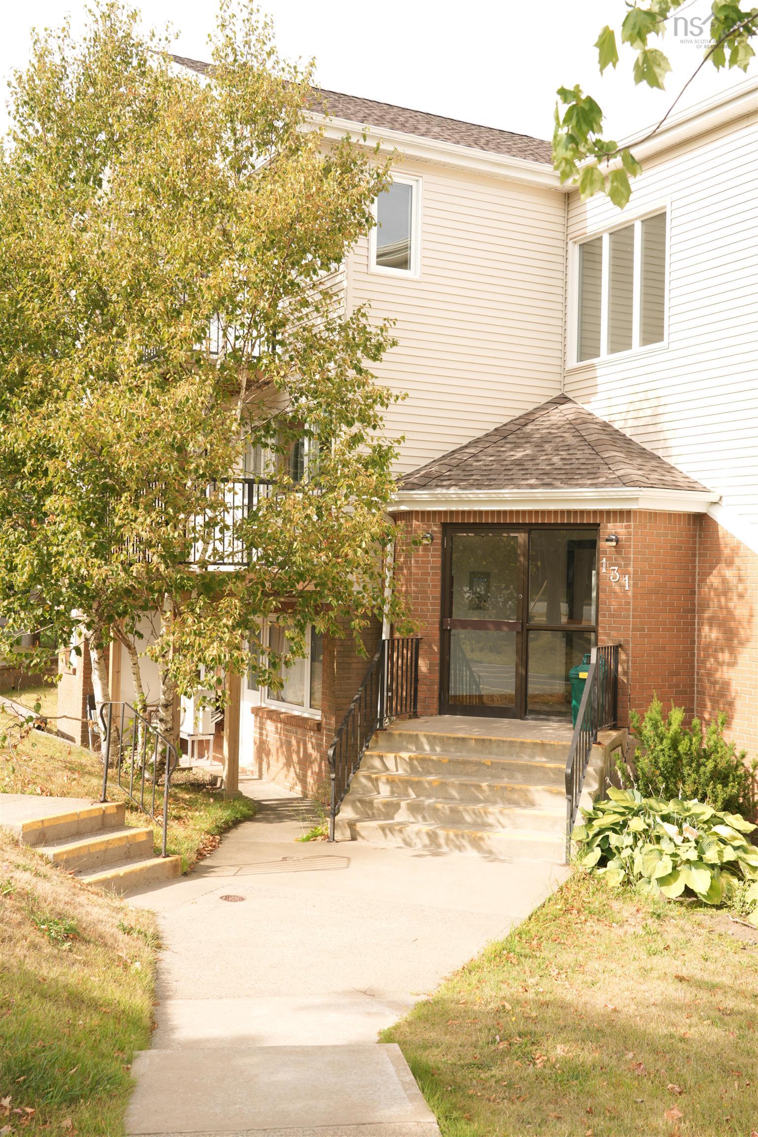 104 131 Farnham Gate Road photo #4