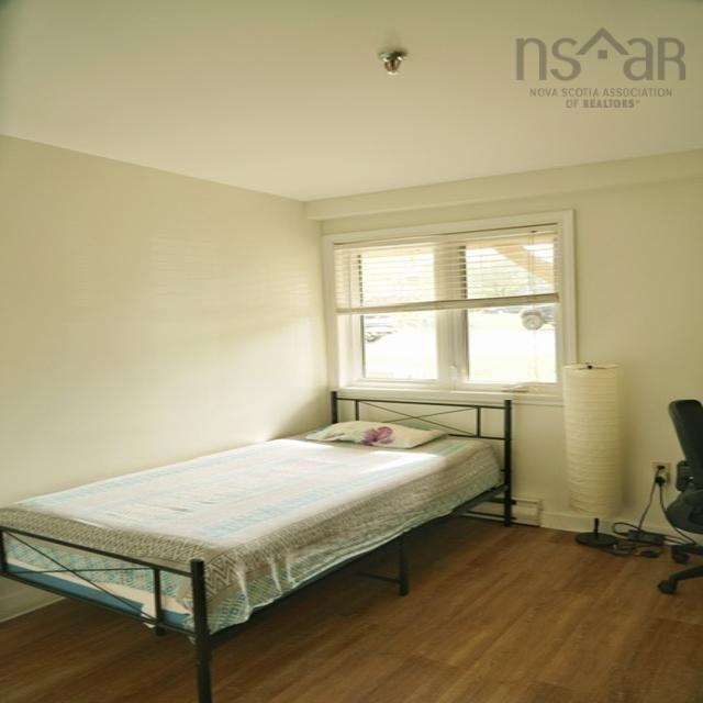 104 131 Farnham Gate Road photo #35