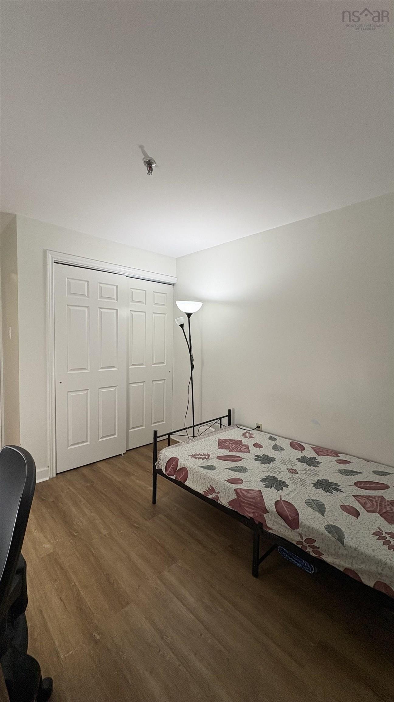 104 131 Farnham Gate Road photo #36