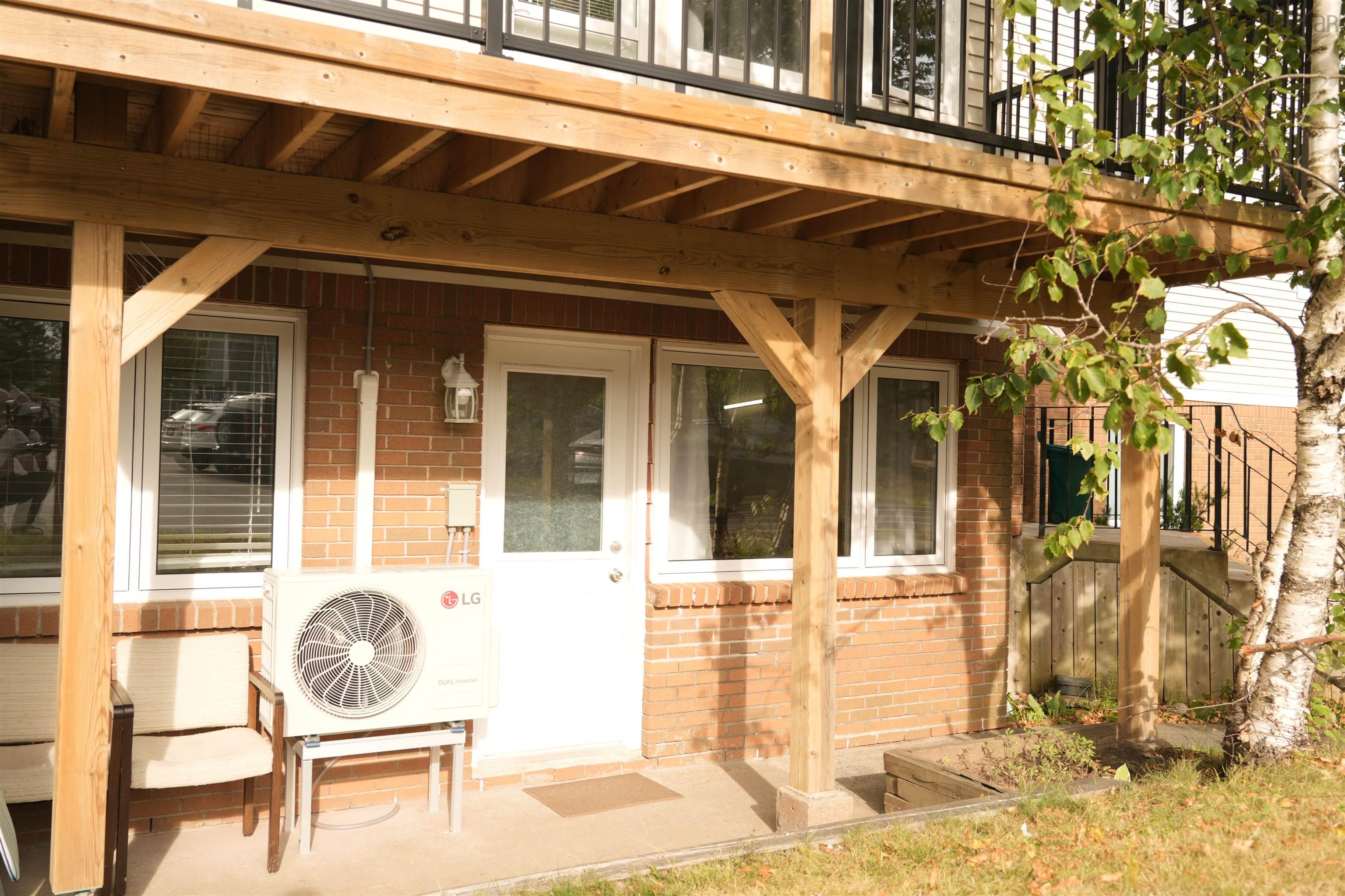 104 131 Farnham Gate Road photo #7