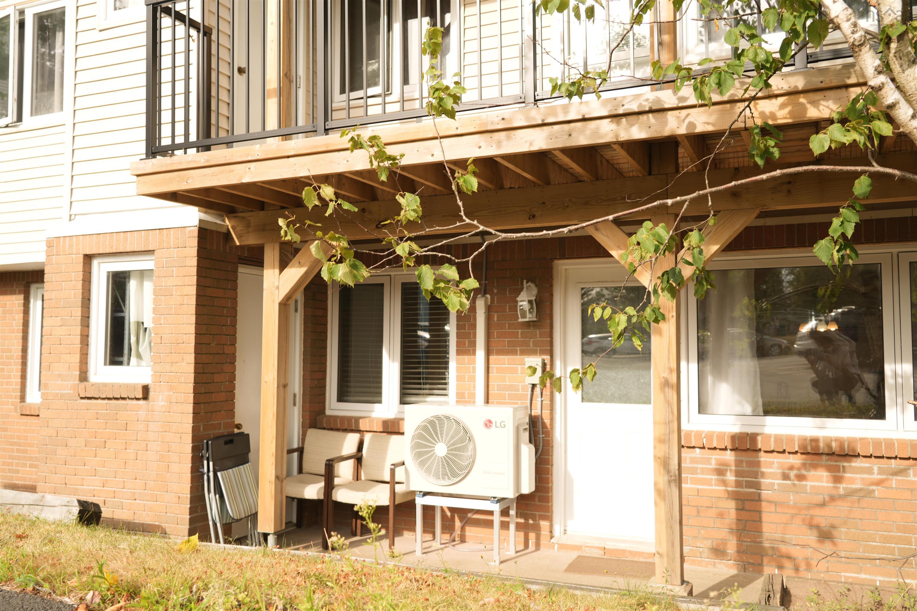 104 131 Farnham Gate Road photo #8